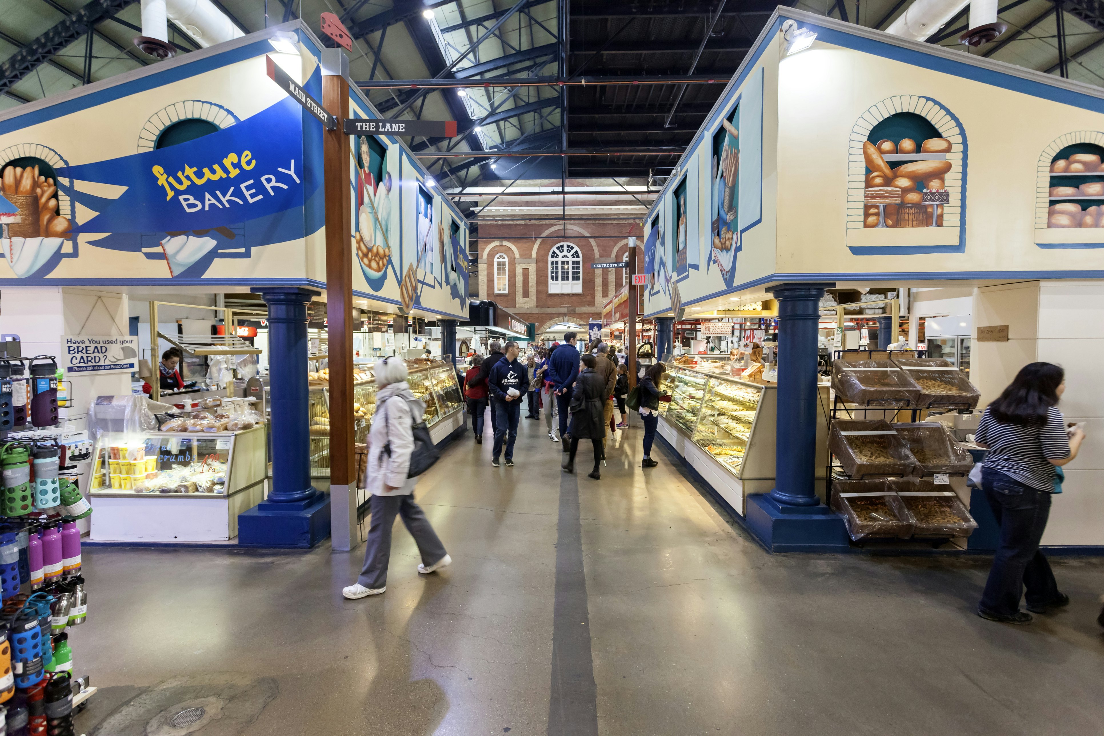 Žmonės vaikšto po maisto kioskus vidaus rinkoje