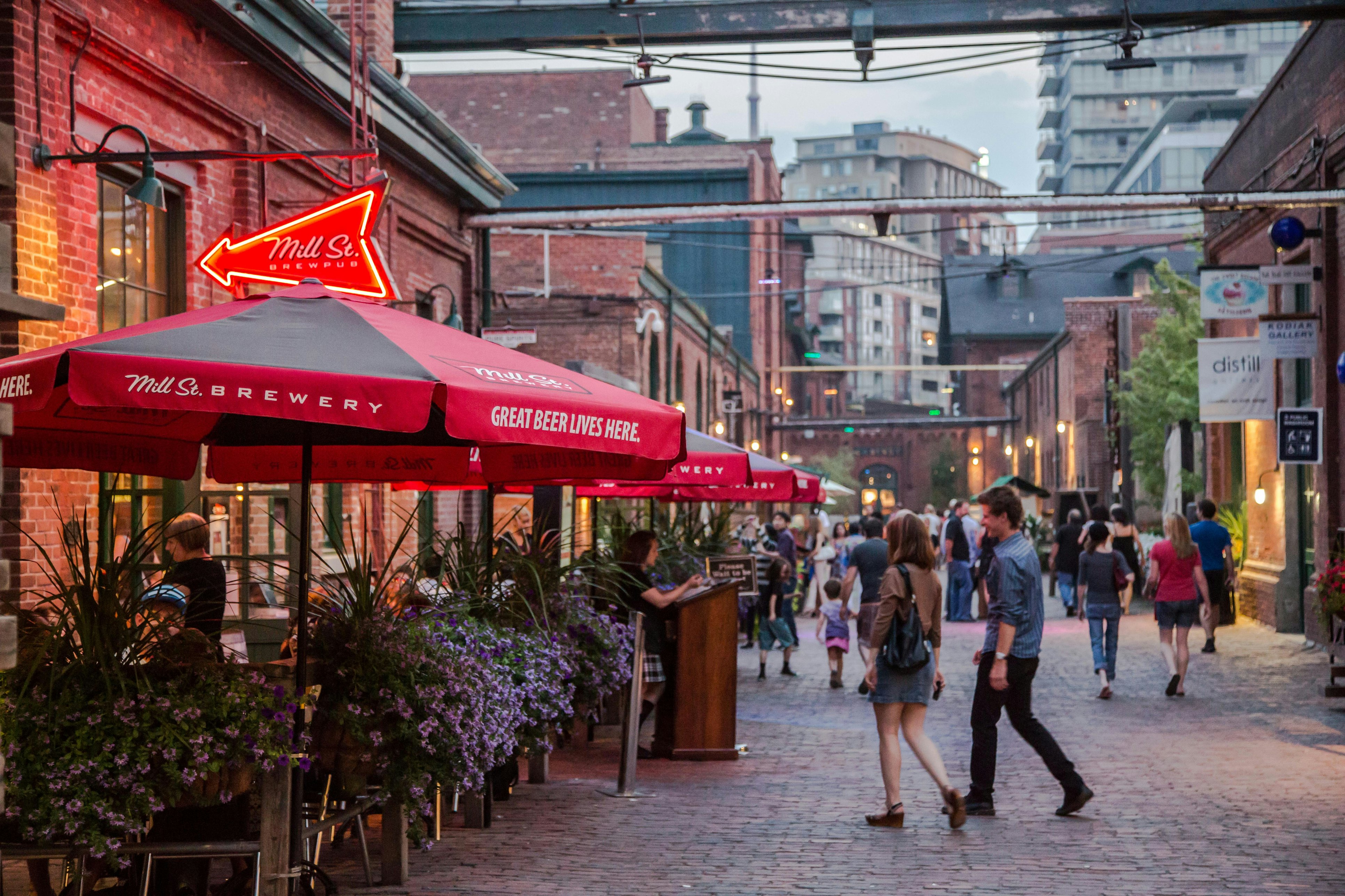 Žmonės eina per Toronto kaimynystę