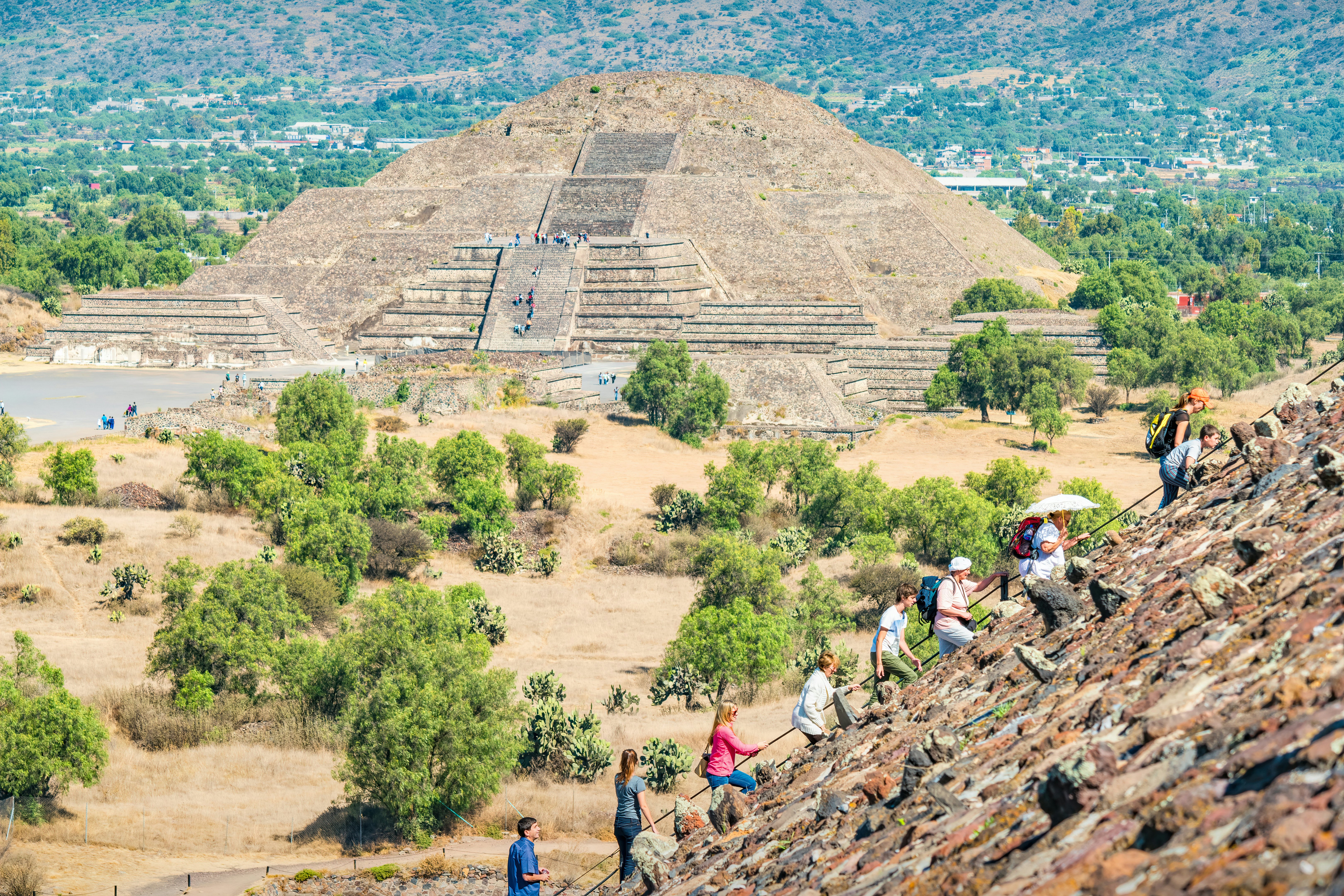 Turistai lipo į Saulės piramidę prie Teotihuacan piramidžių, netoli Meksikos.