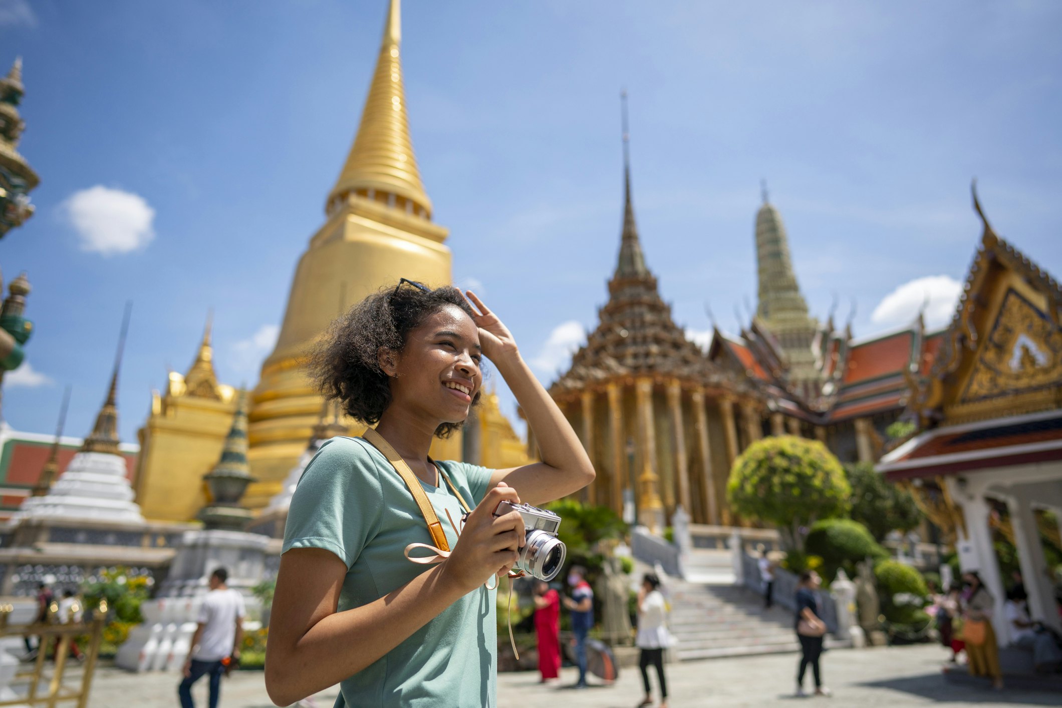 Jauna moteris keliautoja su kuprine, keliaujančia į gražią pagodą Wat pra Kaew