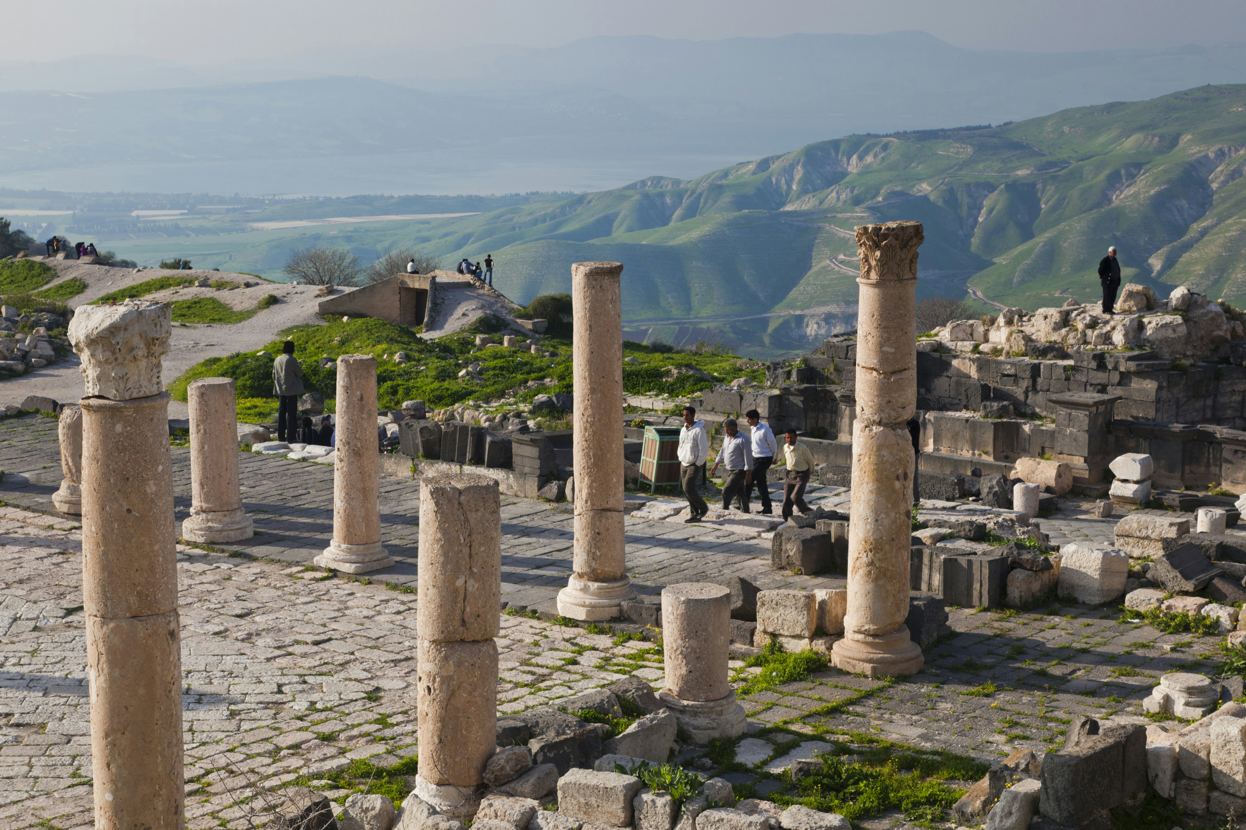 Žmonės, einantys aplink senovės žydų ir Romos miesto Gadaros griuvėsius Umm Qais, Jordanijoje.