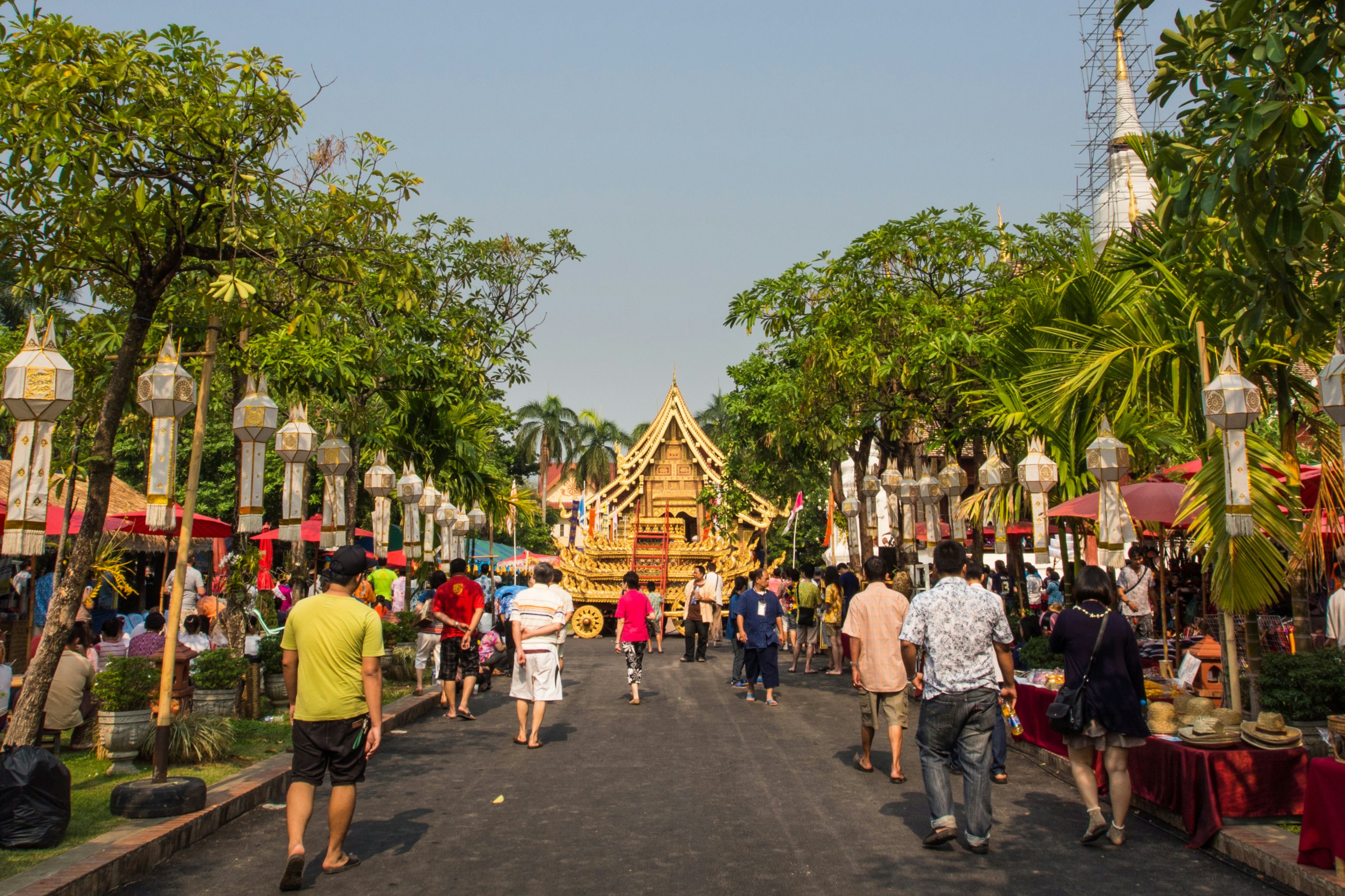 Daugelis žmonių, einančių gatve link Wat Phra, dainuoja Chiang Mai senamiestyje per „Songkran“ festivalį