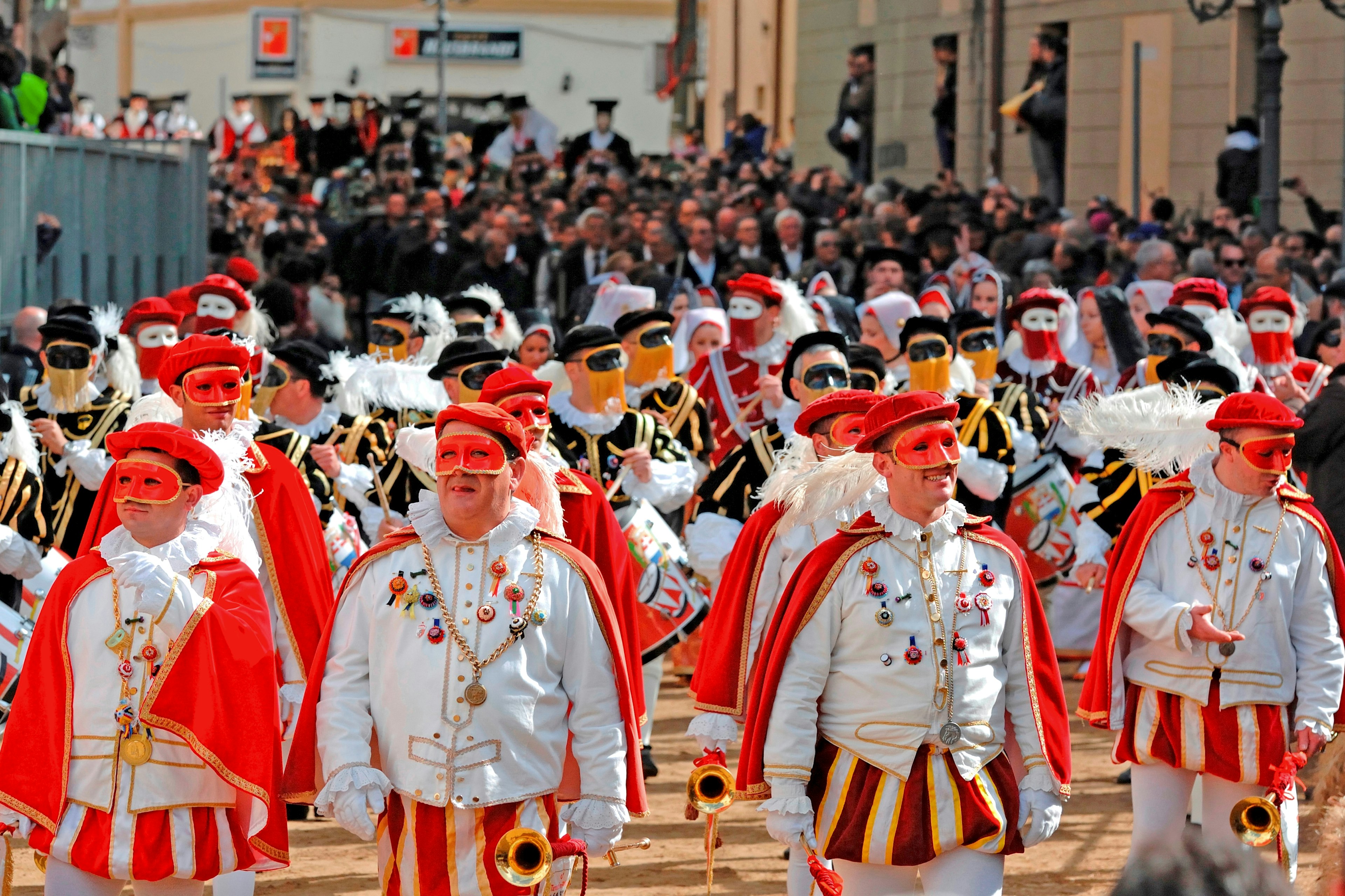 Žygiai kaukėse ir kostiumuose parade Sarglia festivalyje, Oano, Sardinijoje, Italijoje