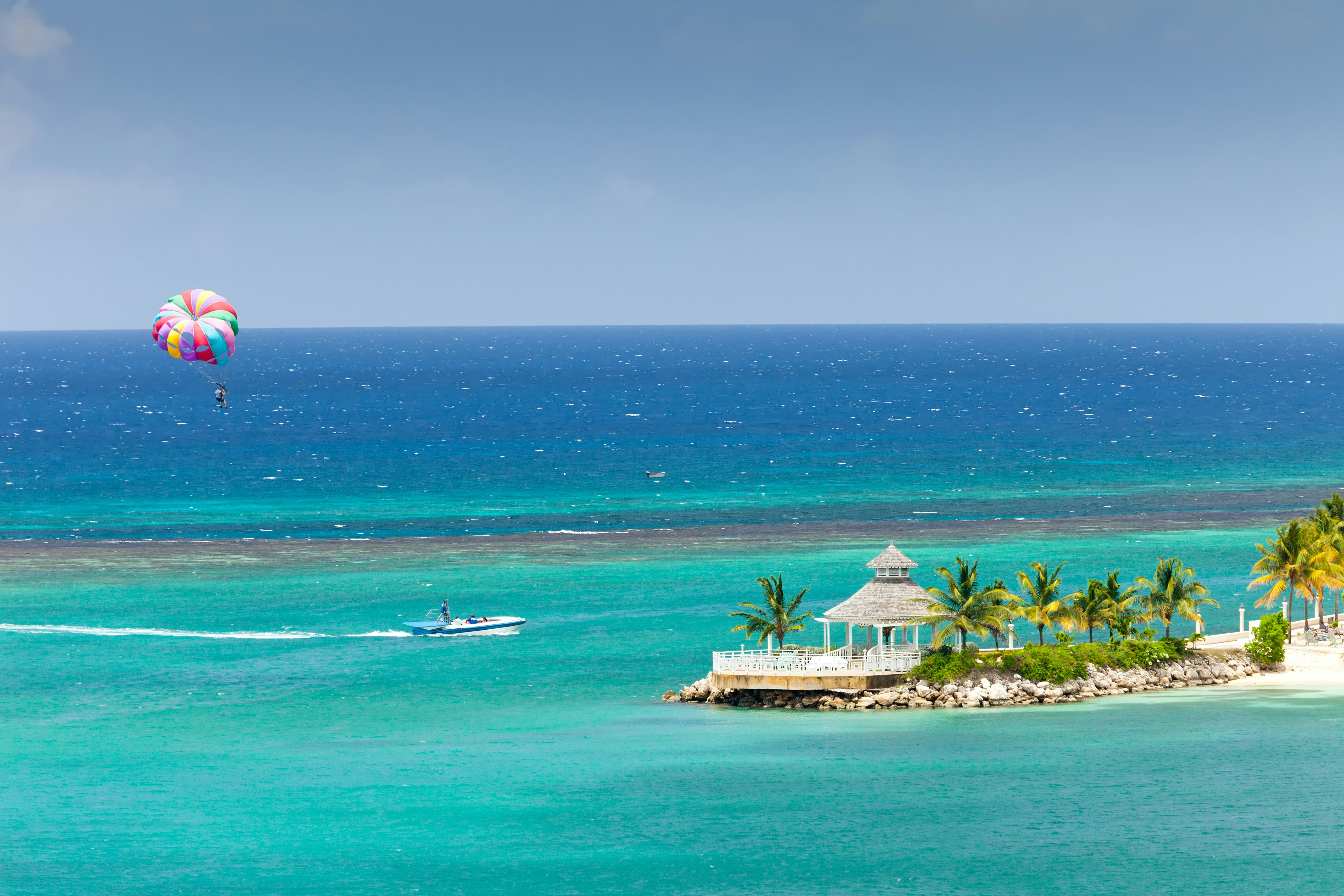 Vandens sportas Mėlynojoje įlankoje Ocho Rios, Jamaika.