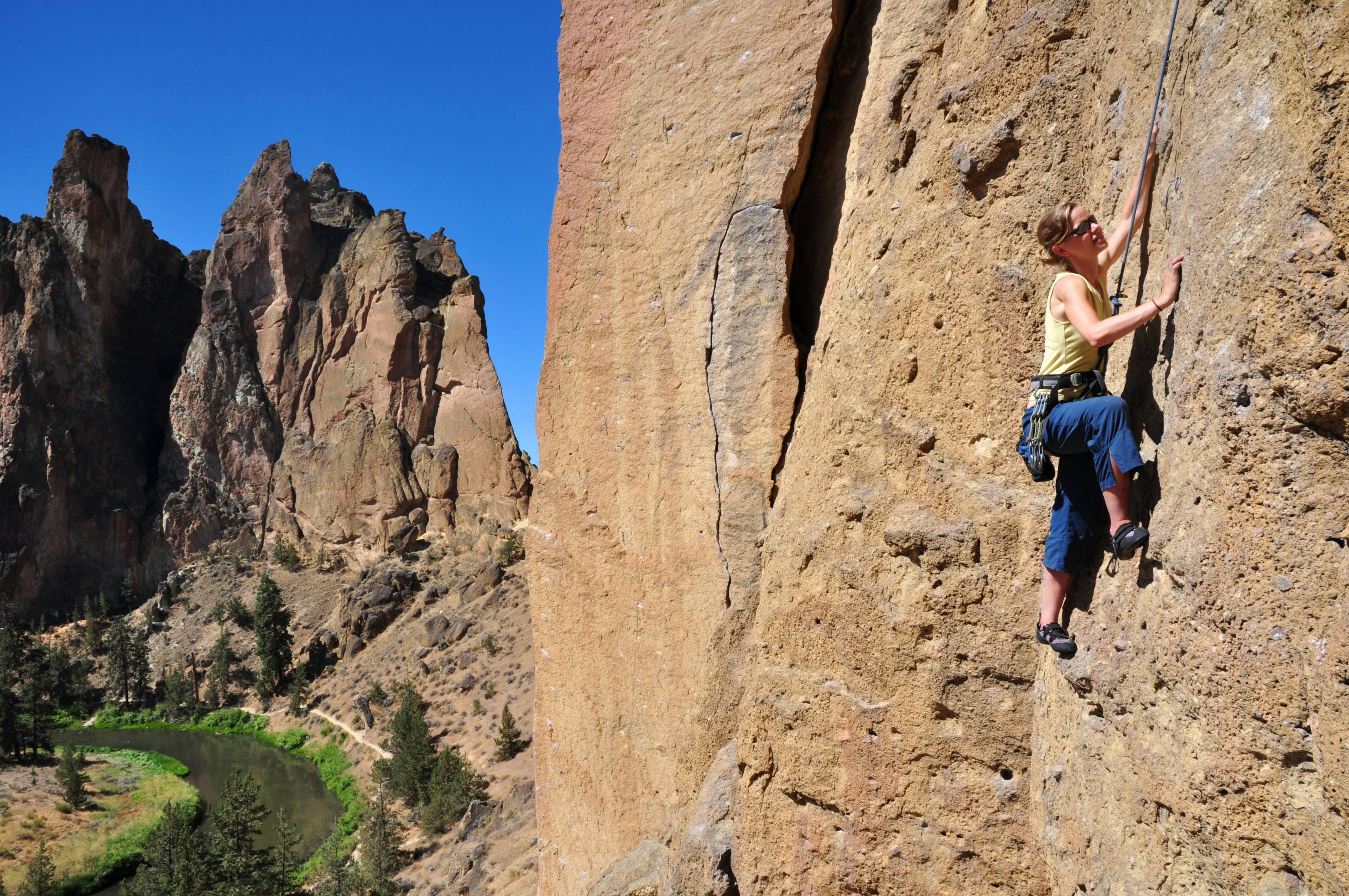 Moteris pakyla uoloje Smith Rock valstybiniame parke