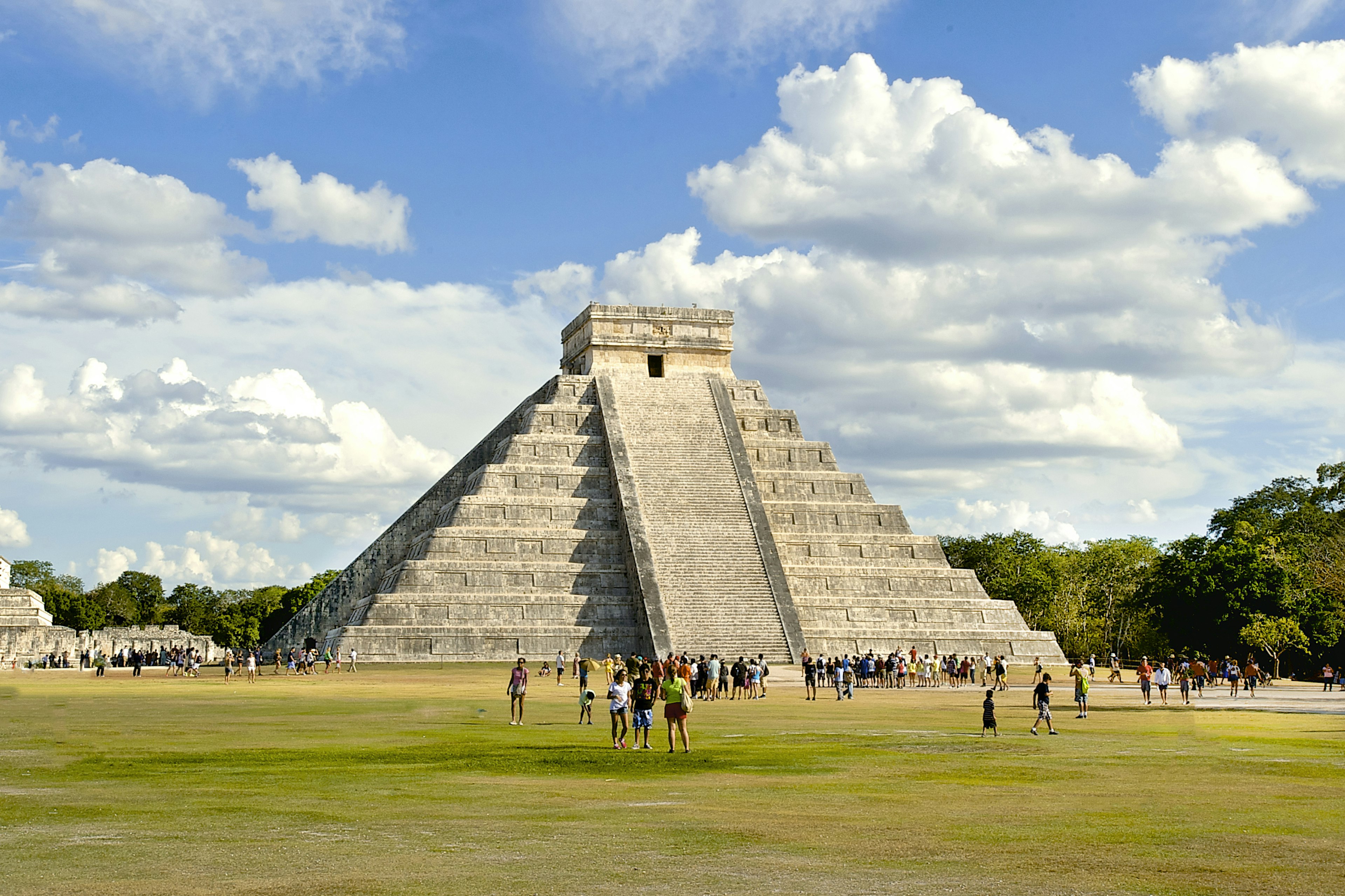 Kukulcano šventyklos Majų griuvėsiai Chichén Itzá, Meksika, akmeninė piramidė su kvadratine viršūne
