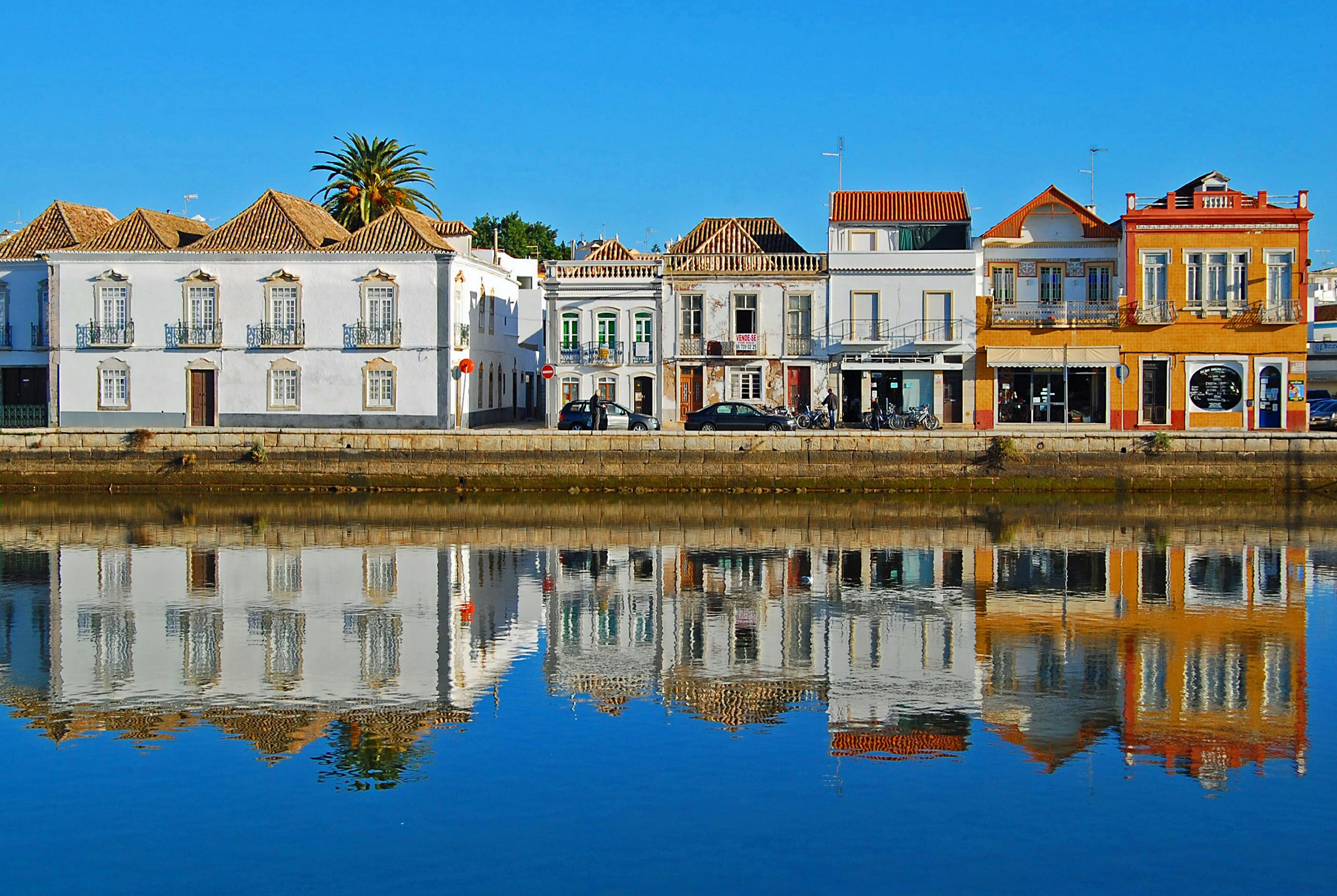 Pastatai atsispindi Rio Gilão Taviroje, Portugalijoje