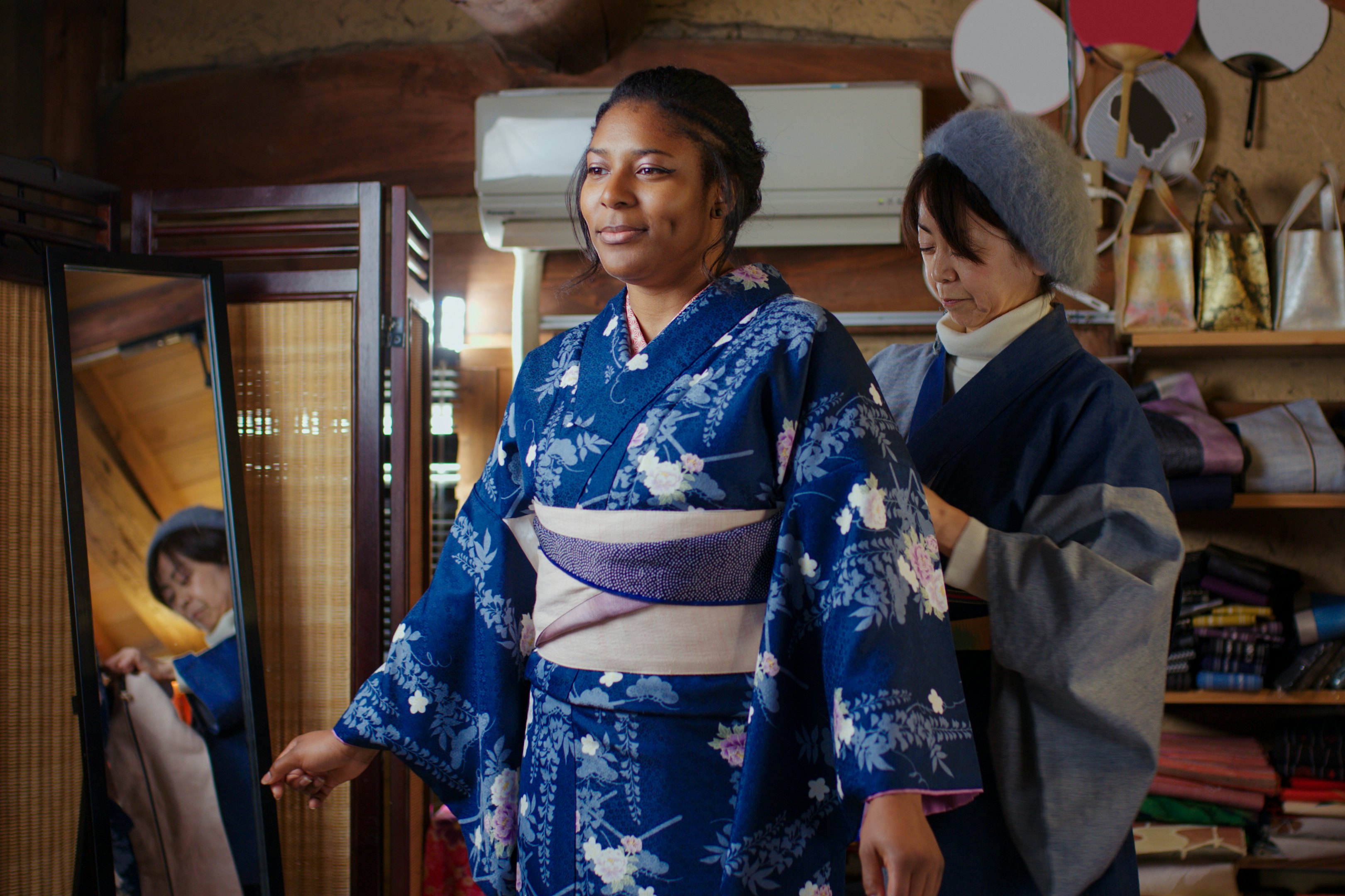 Juodosios moters turistas, bandantis Kimono Japonijoje.