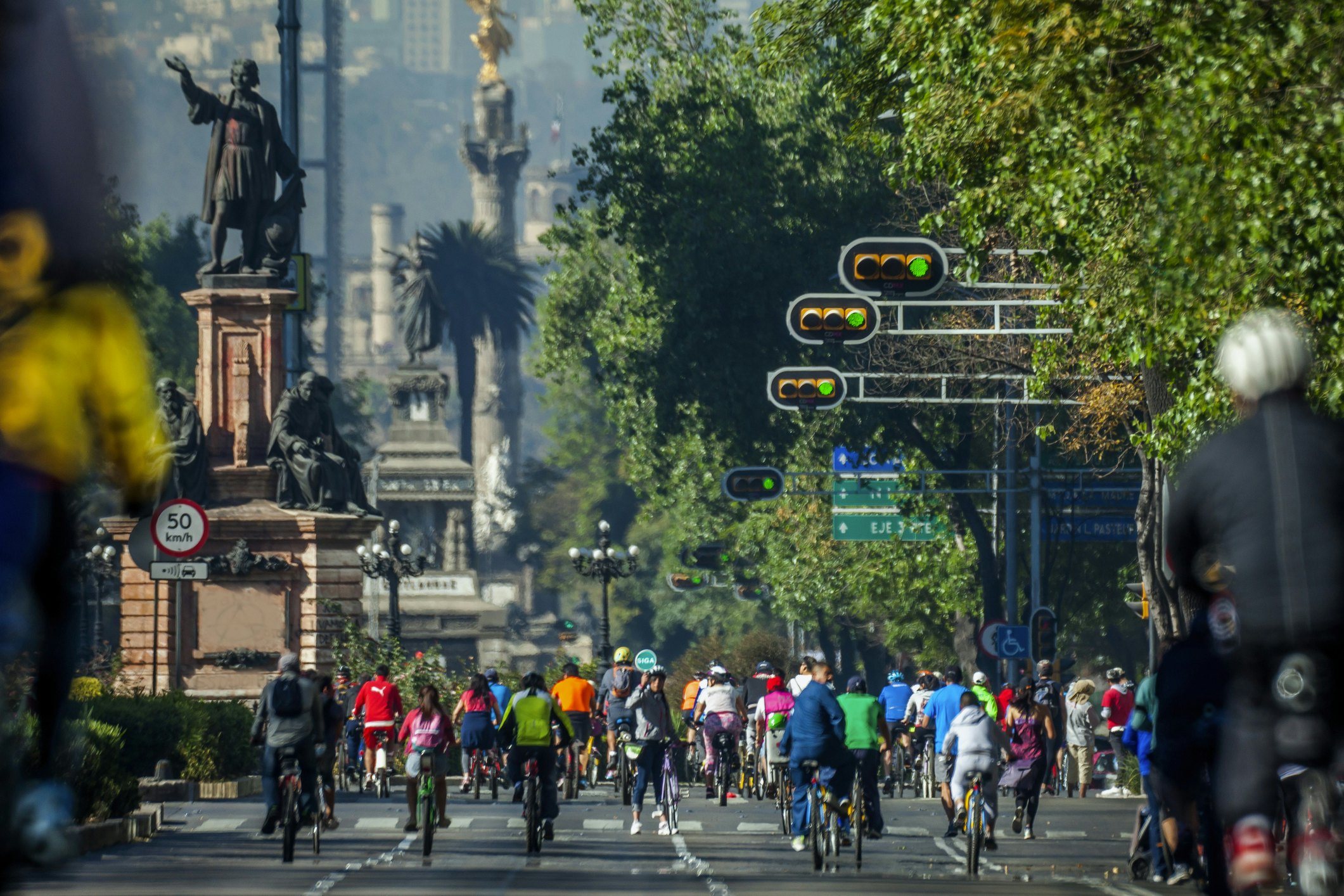 Žmonės, važiuojantys dviračiais „Avenida Paseo de la Reforma“, Meksike.