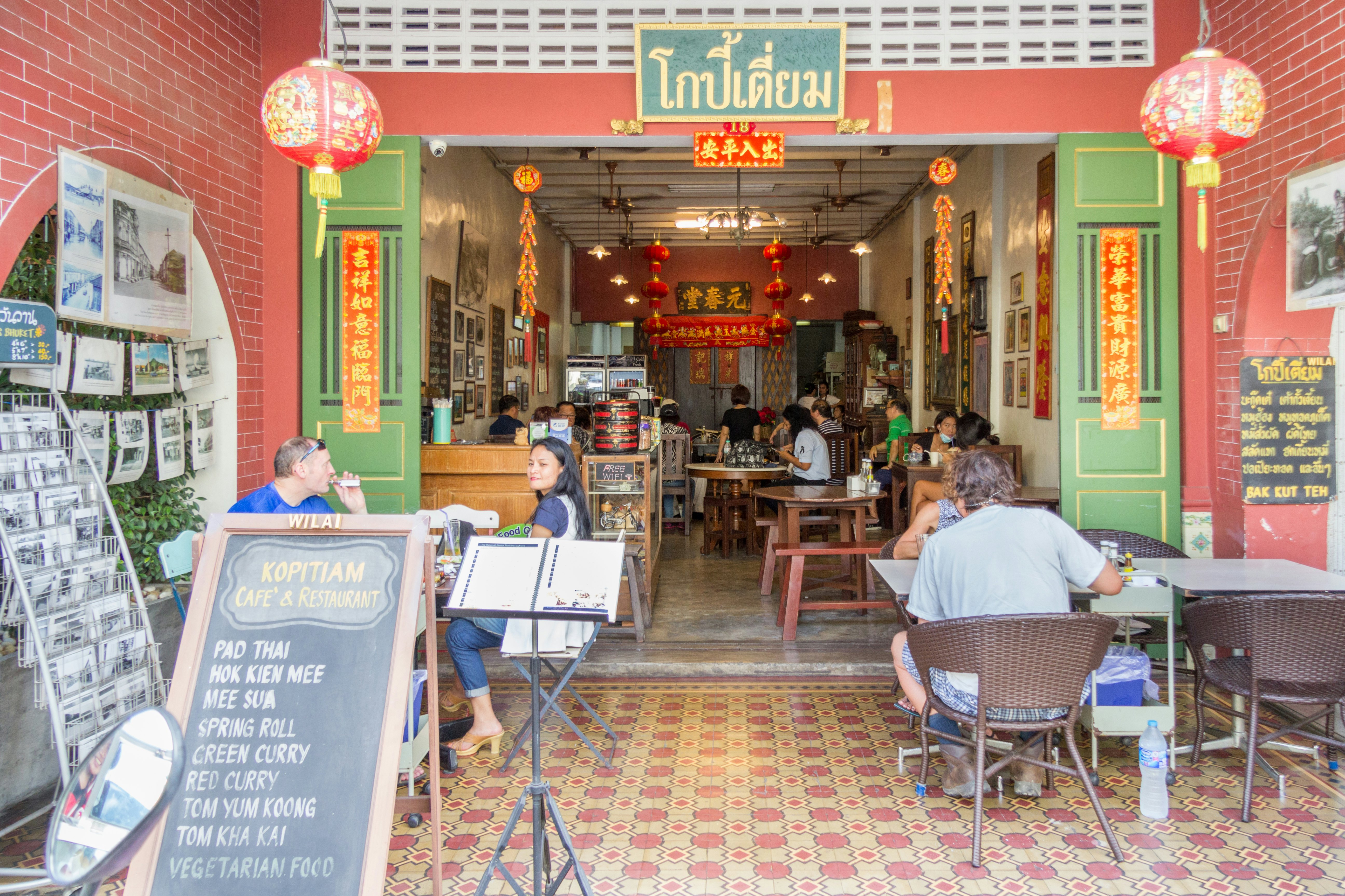 Phuketas, Tailandas - 2016 m. Lapkričio 2 d .: „Kopitiam“ restoranas Thalang Road. Tai yra senamiesčio širdis.