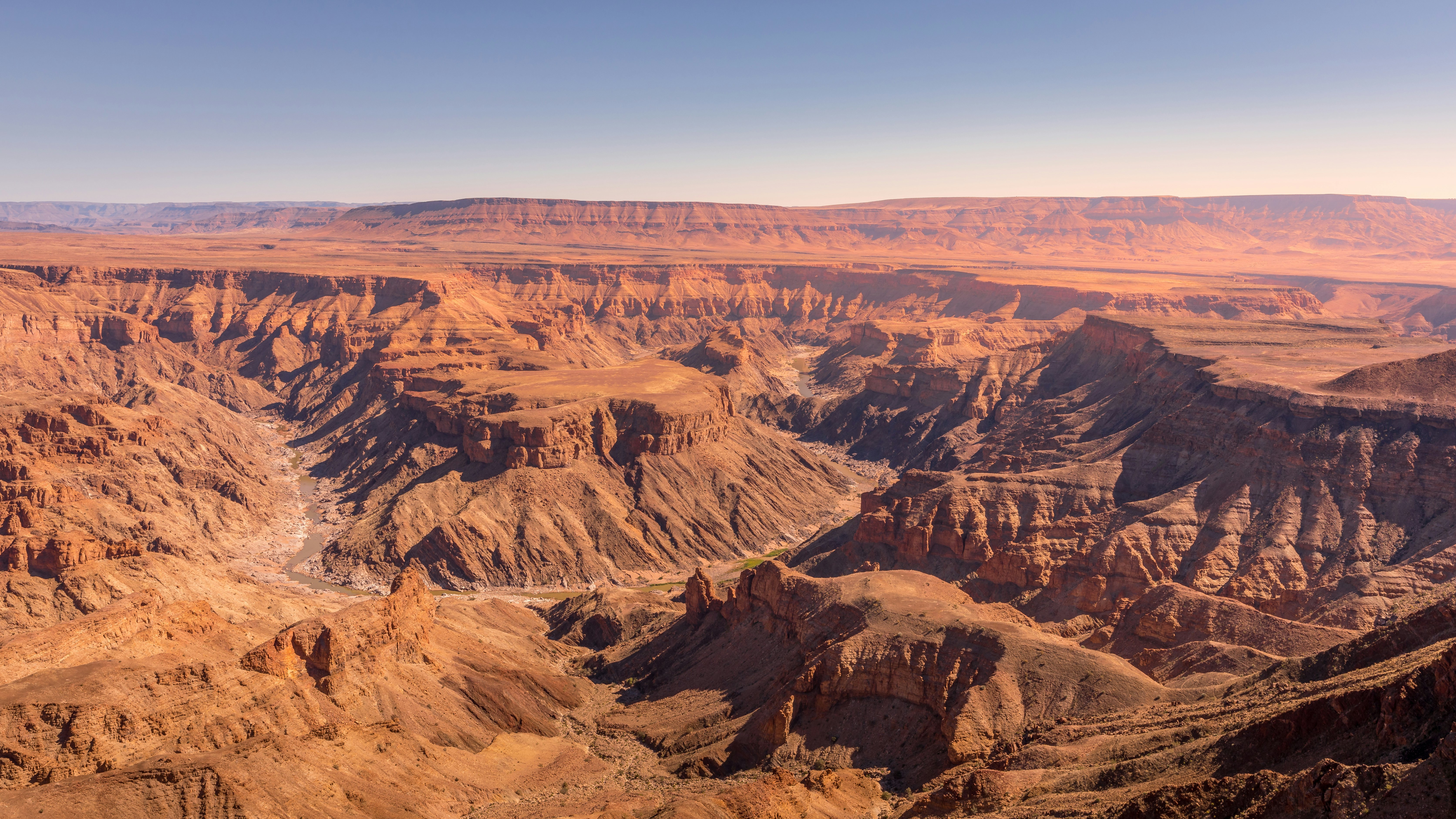 „Fish River Canyon“ saulėlydžio metu, antrame pagal dydį pasaulyje kanjonas, Hobas, Pietų Namibija. :