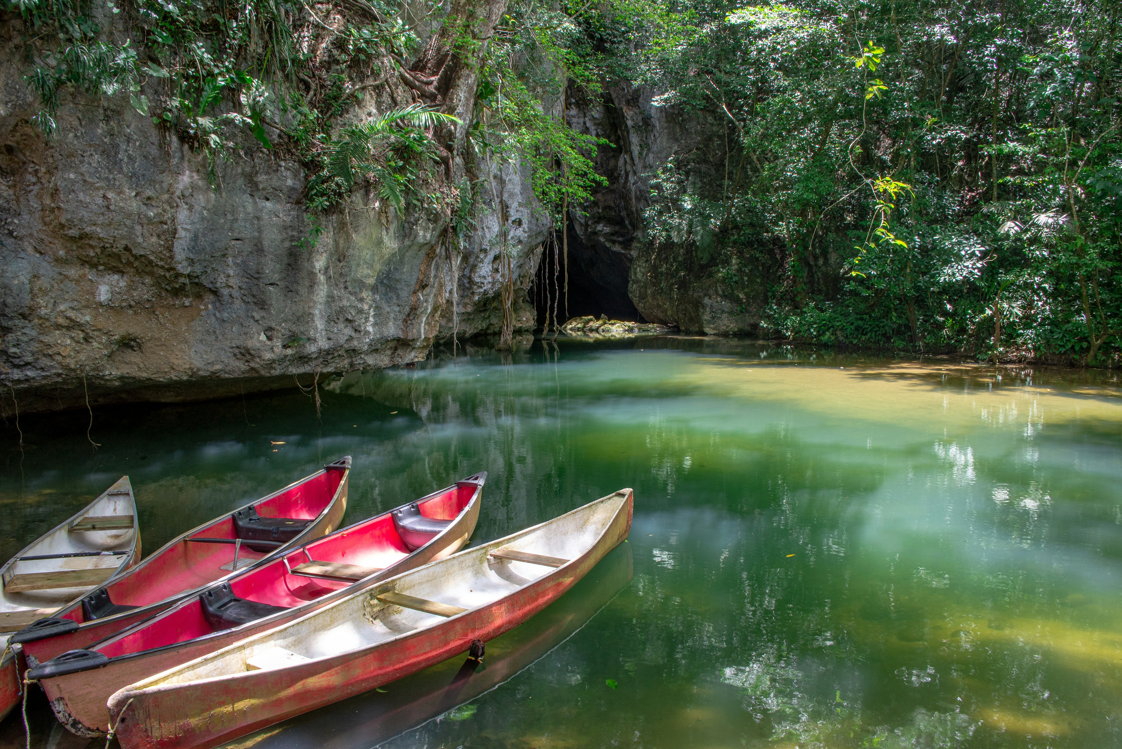 Kanojos prie Barton Creek urvo Belizo Cayo rajone.