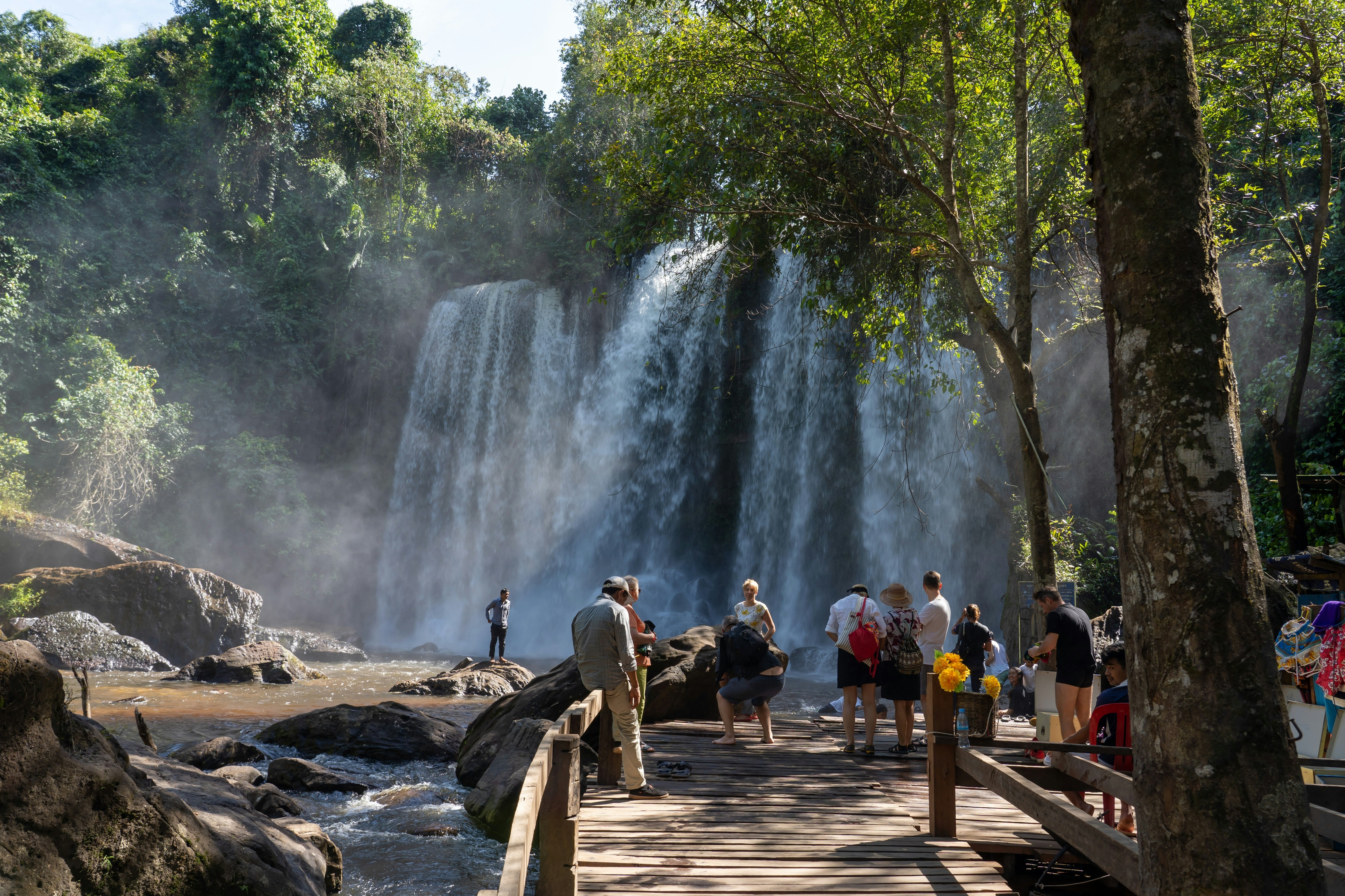 Phnom Kulen krioklio turistai netoli Angkoro, Kambodžoje.