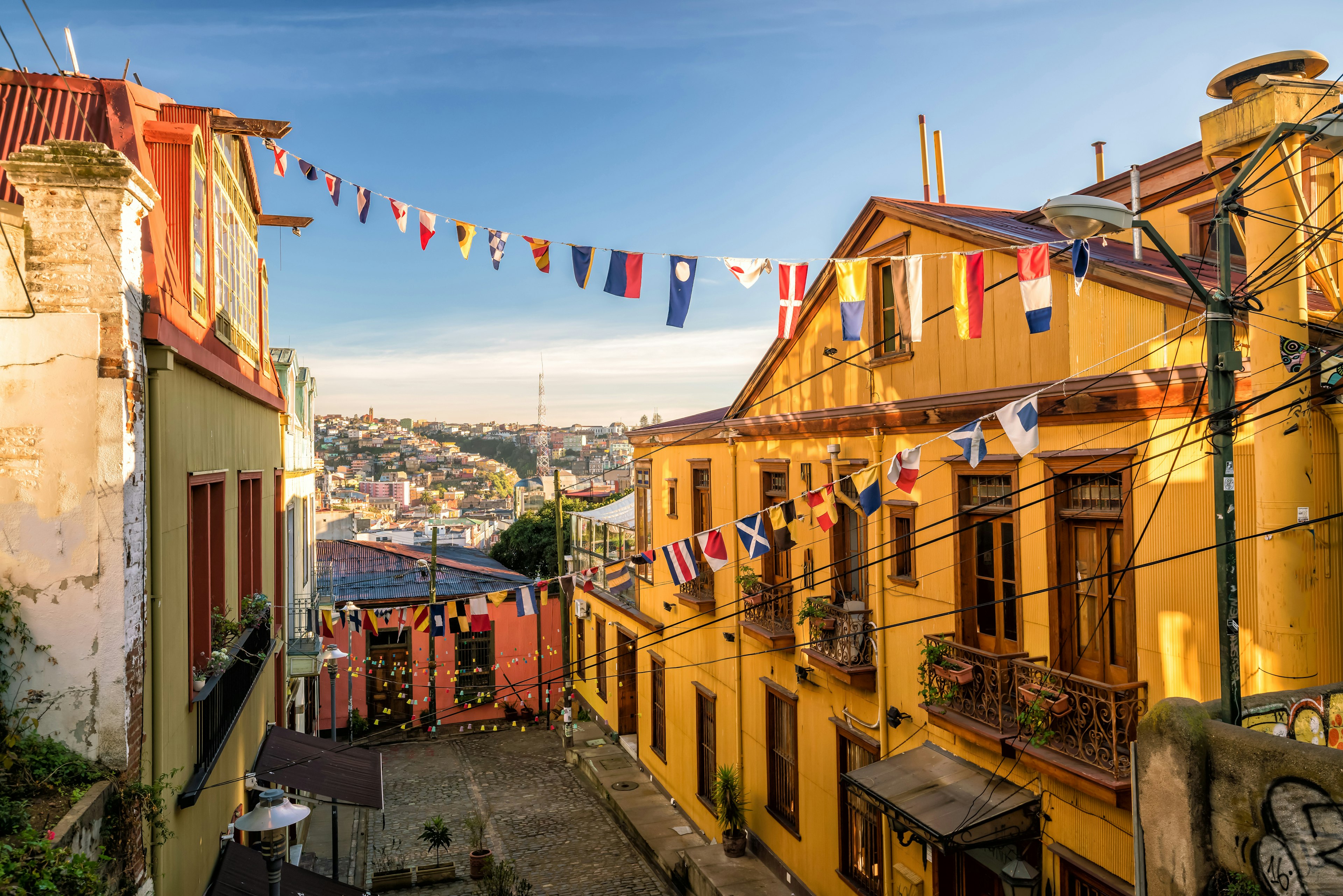 Spalvingi UNESCO pasaulio paveldo miesto Valparaiso pastatai, Čilė.
