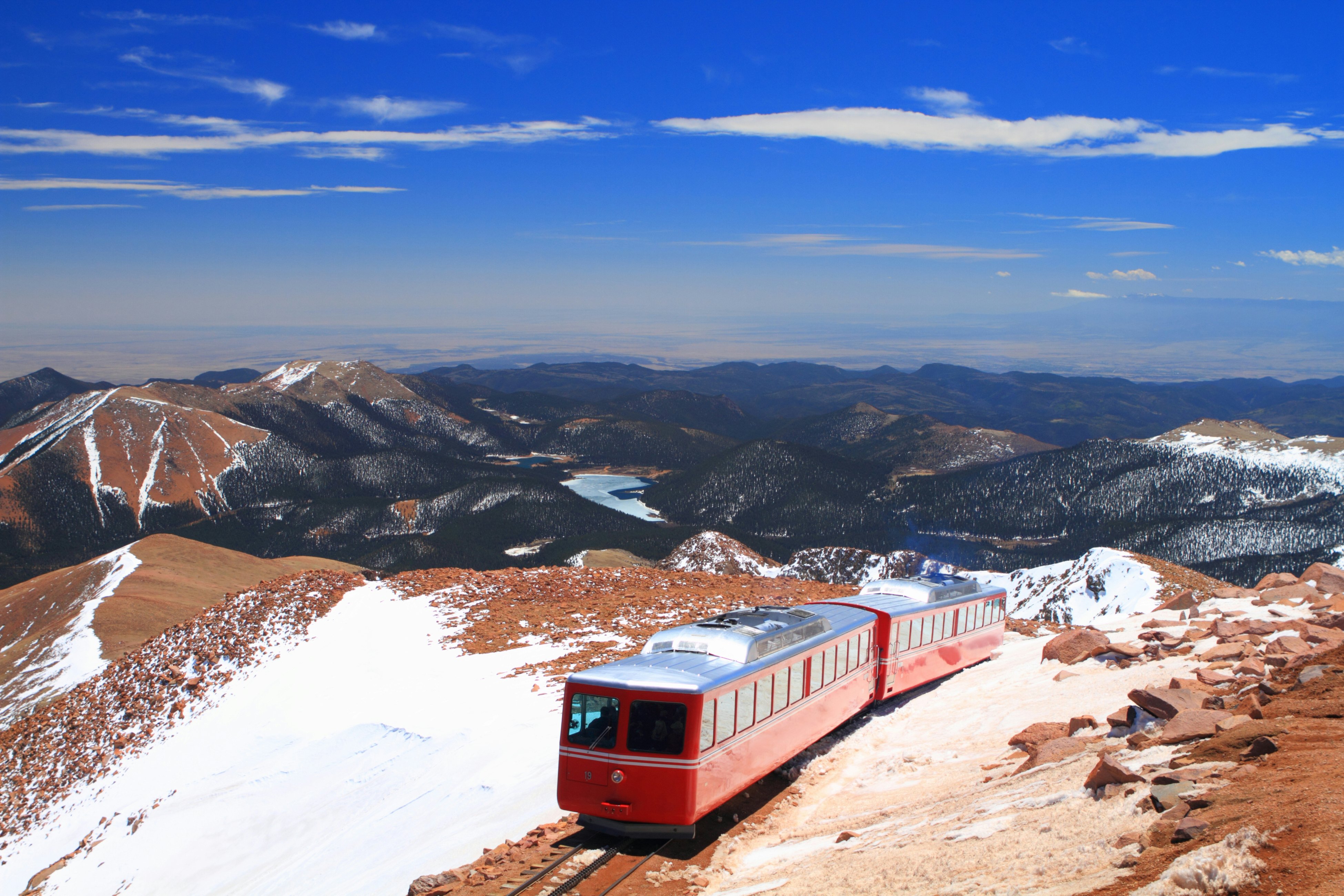 „Pikes Peak“ ir „Manitou Springs“ traukinių vaizdas į „Pikes Peak Mountain“ viršuje, Koloradas, JAV