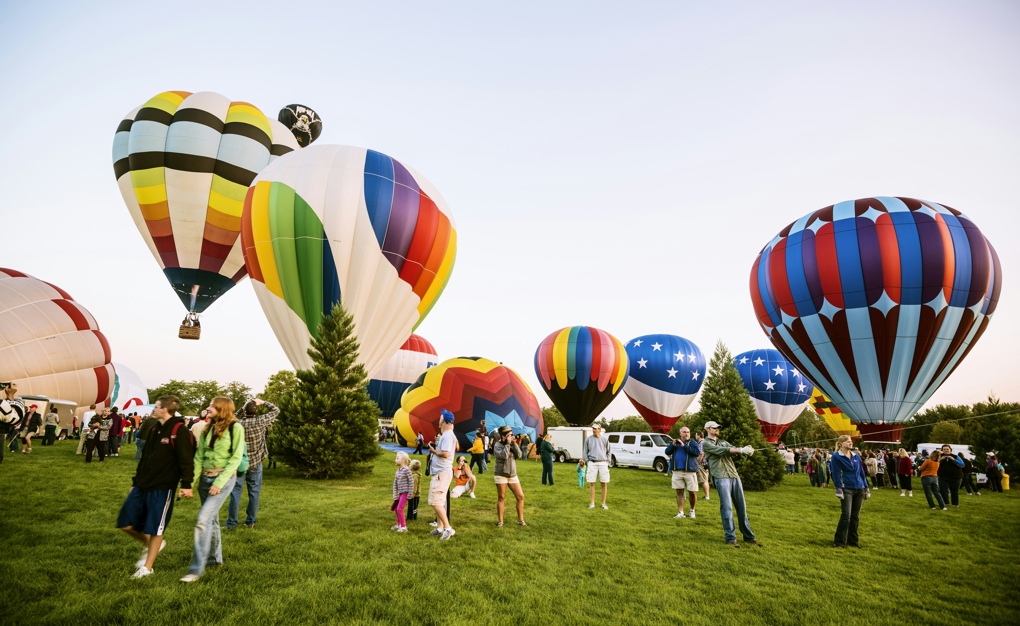 „Boise Balloon Classic“ dvasia, vykstanti Ann Morrison parke Boise ir žmonės, mėgaujantys karšto oro balionų paleidimu