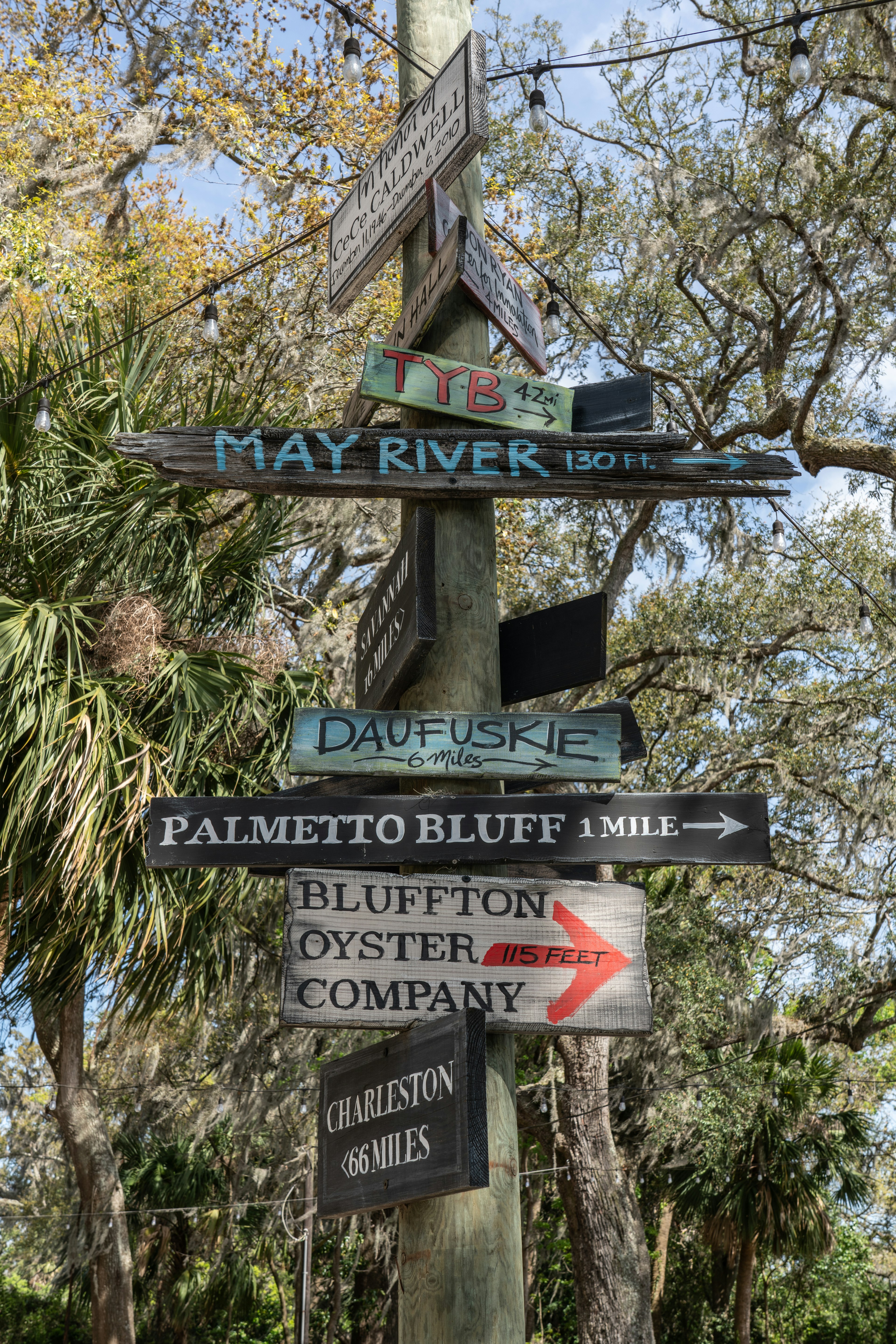 Kryptinis ženklas Bluffton, SC, su rodyklėmis Daufuskie, Palmetto Bluff, Bluffton Oyster Company ir Charleston