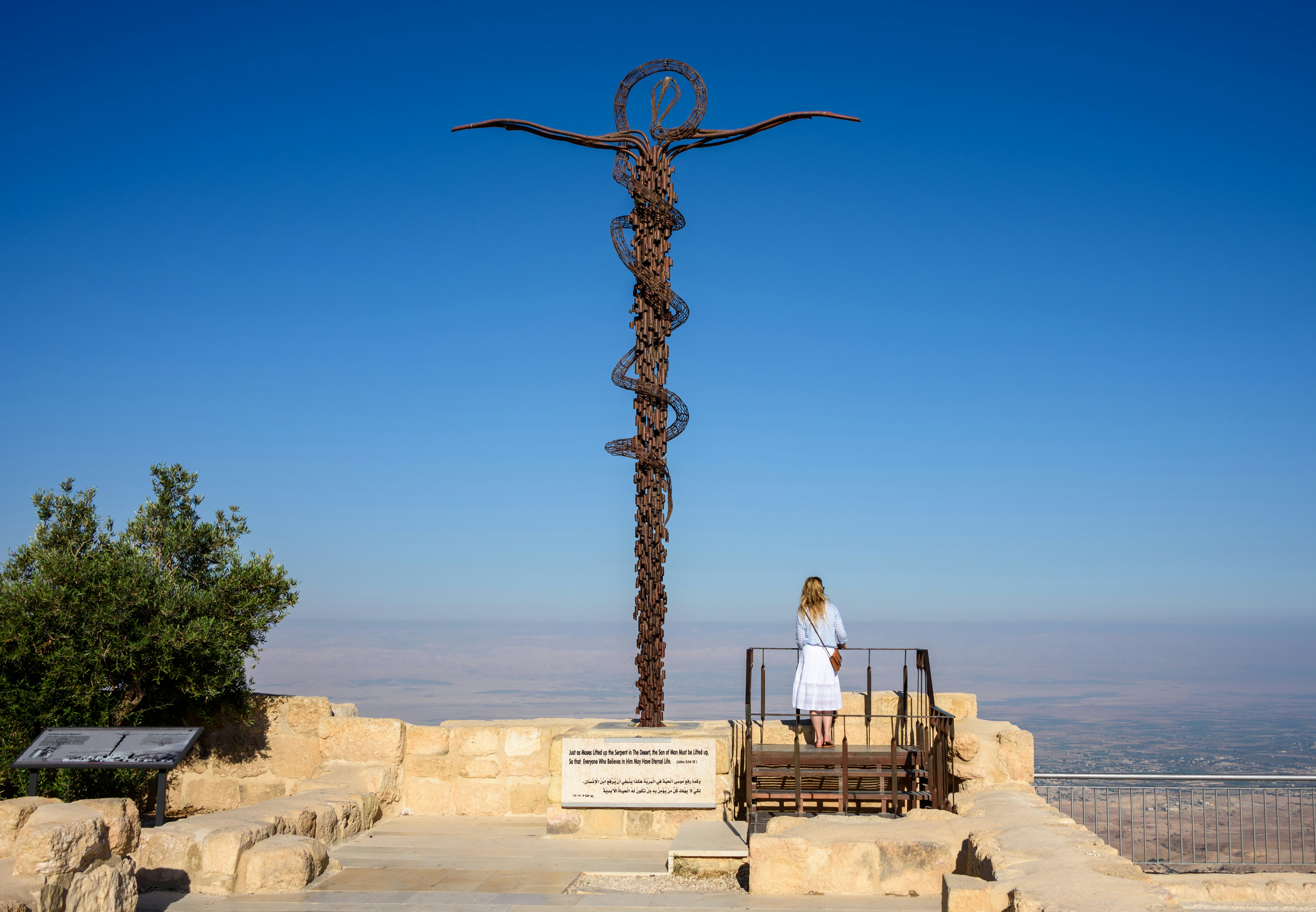 Serpentino kryžius Nebo kalno viršuje Jordanijoje, kur Mozė žiūrėjo į Šventąją žemę.