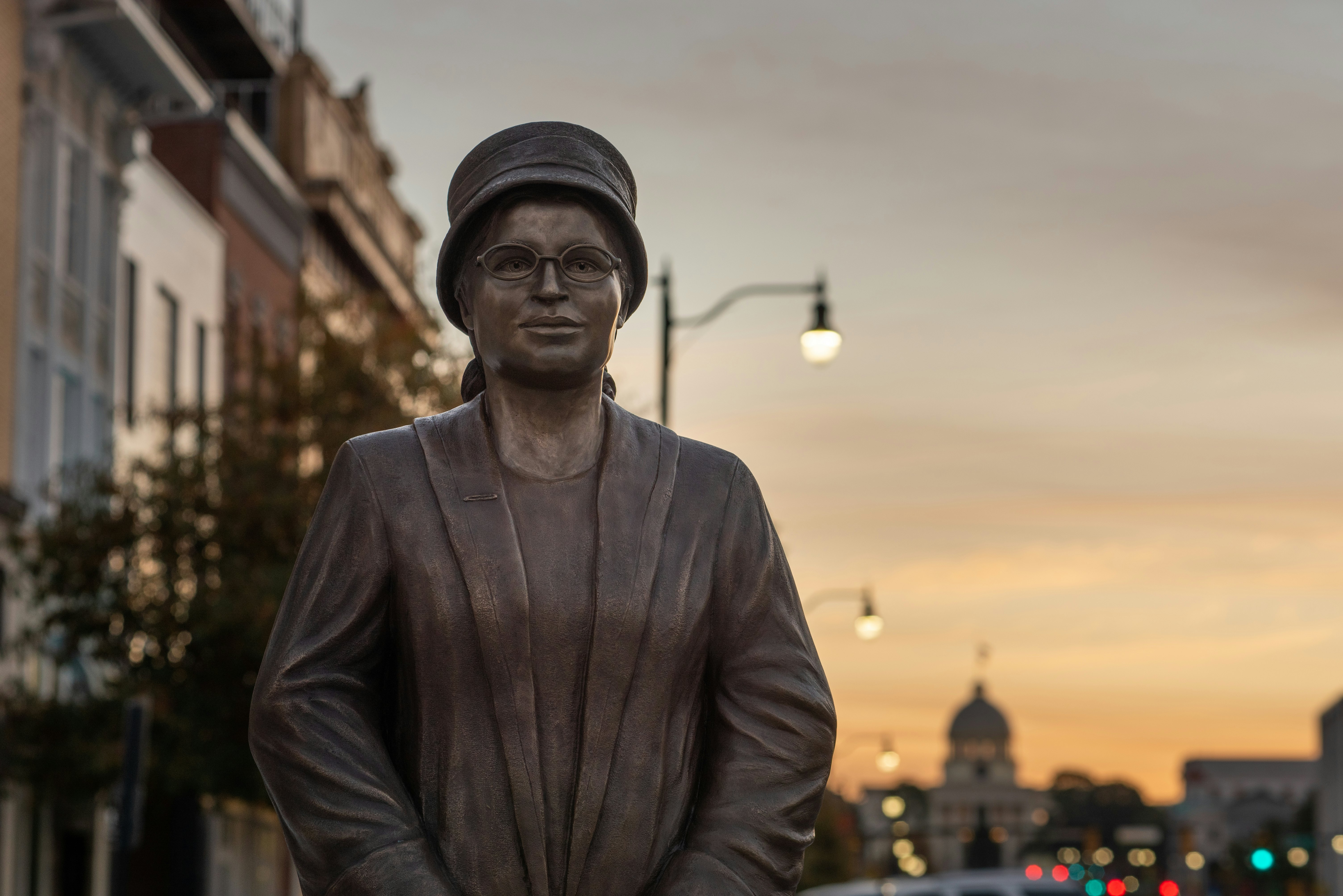 Gyvybės dydžio „Rosa“ parkų skulptūra gatvėje Montgomeryje, Alabamos valstijoje, JAV. Dangaus sutemos lemputė matoma danguje, kai tolumoje buvo siluetas Alabamos valstijos kapitulas.