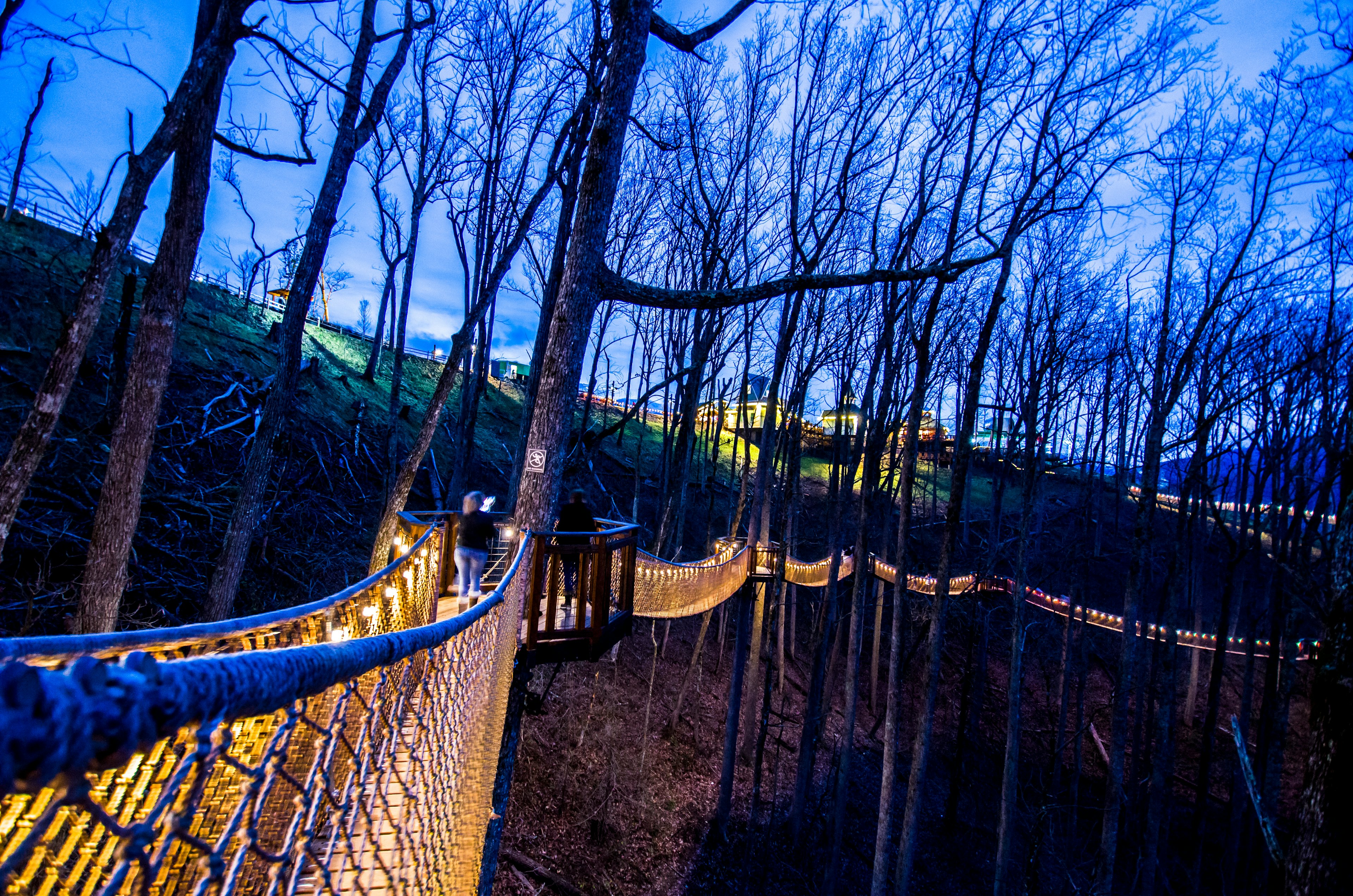 „Tilte-top Bridge“ pasivaikščiojimas Duske, „Anakeesta Adventure Park“, Gatlinburgas, Tenesis, JAV