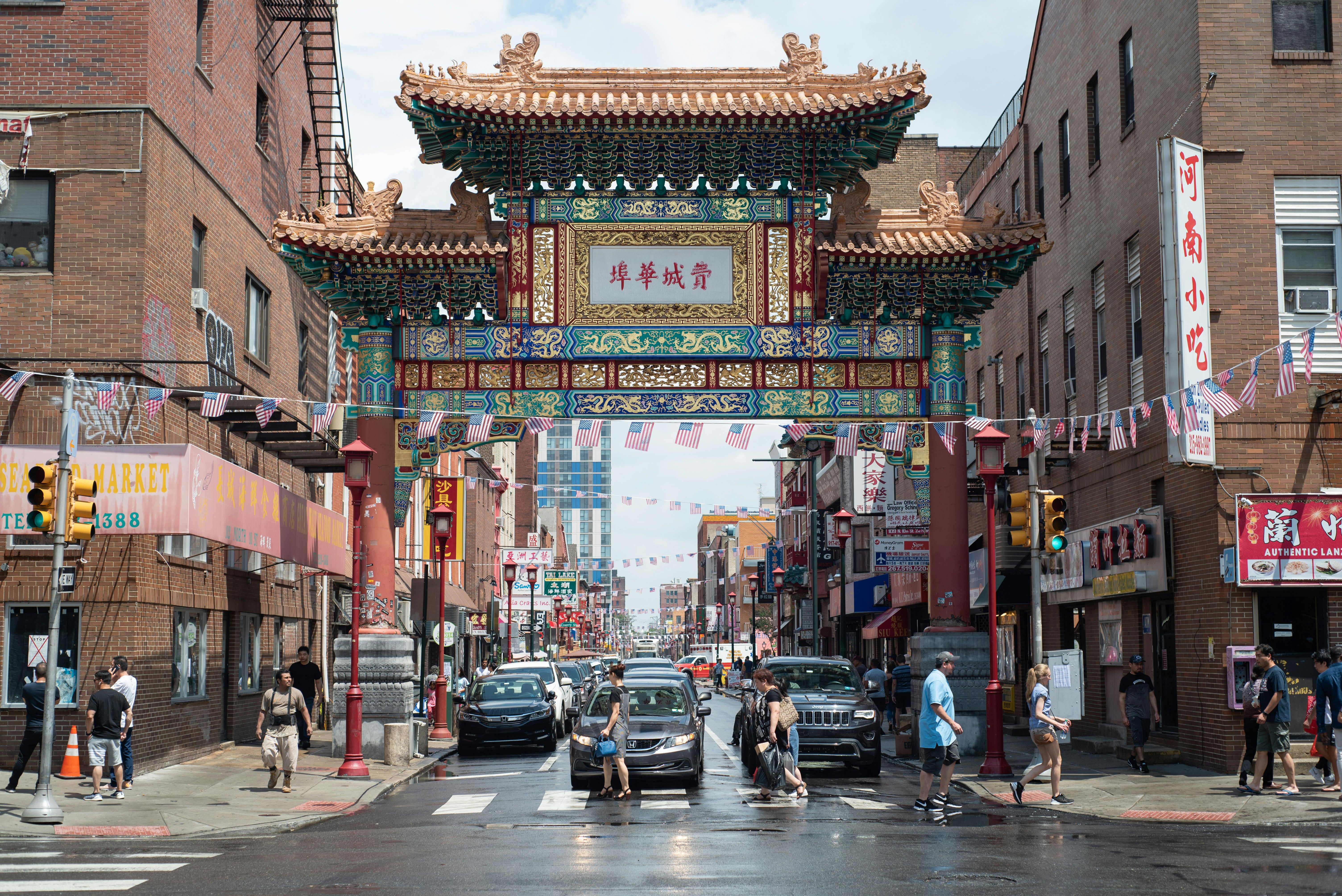 „Chinatown“ draugystės vartai ir praeiviai Filadelfijoje, Pensilvanijoje.
