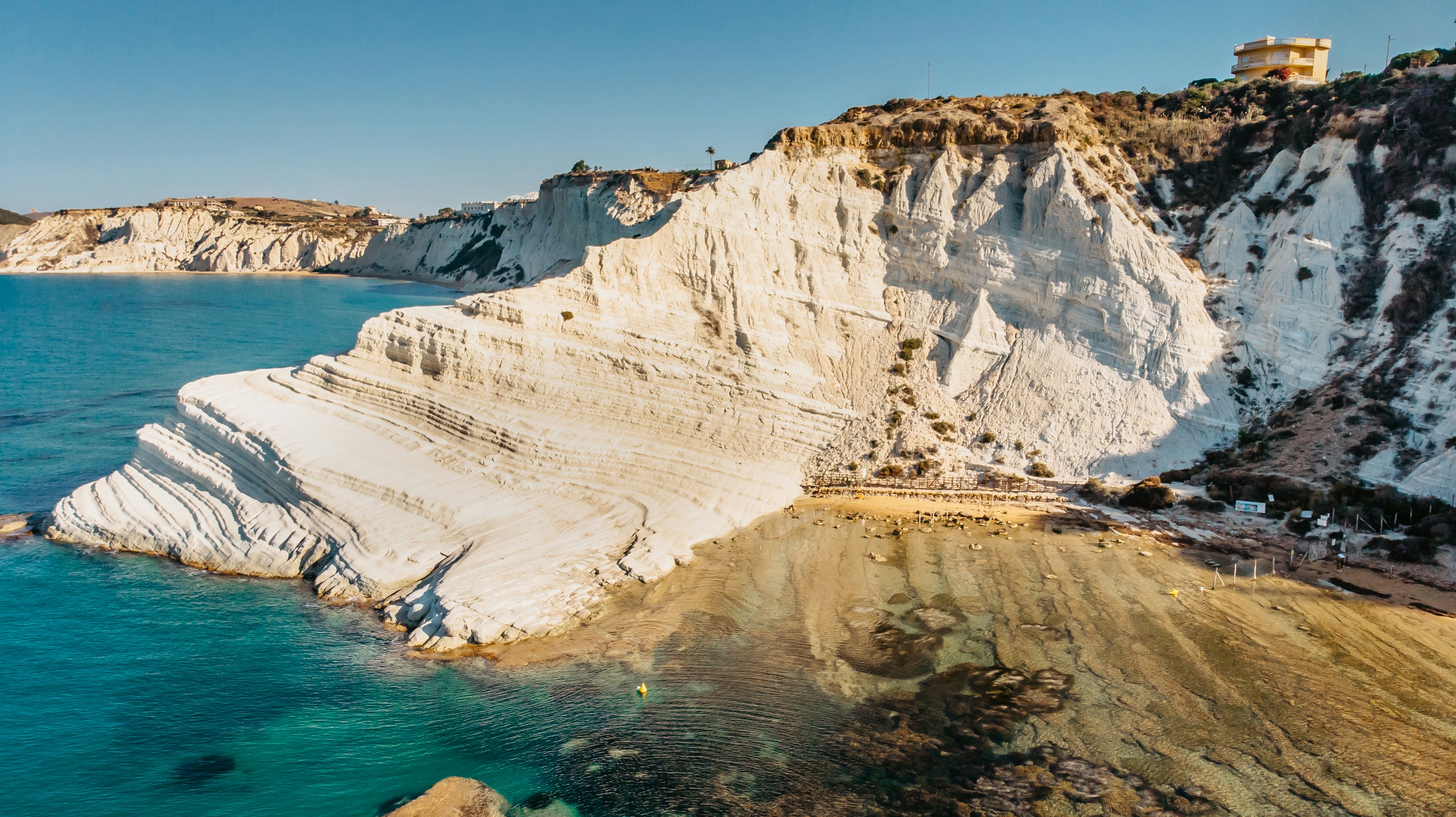 Scala dei Turchi, Sicilija, Italija. Baltų uolėtų uolų vaizdas iš oro, turkio spalvos skaidrus vanduo.