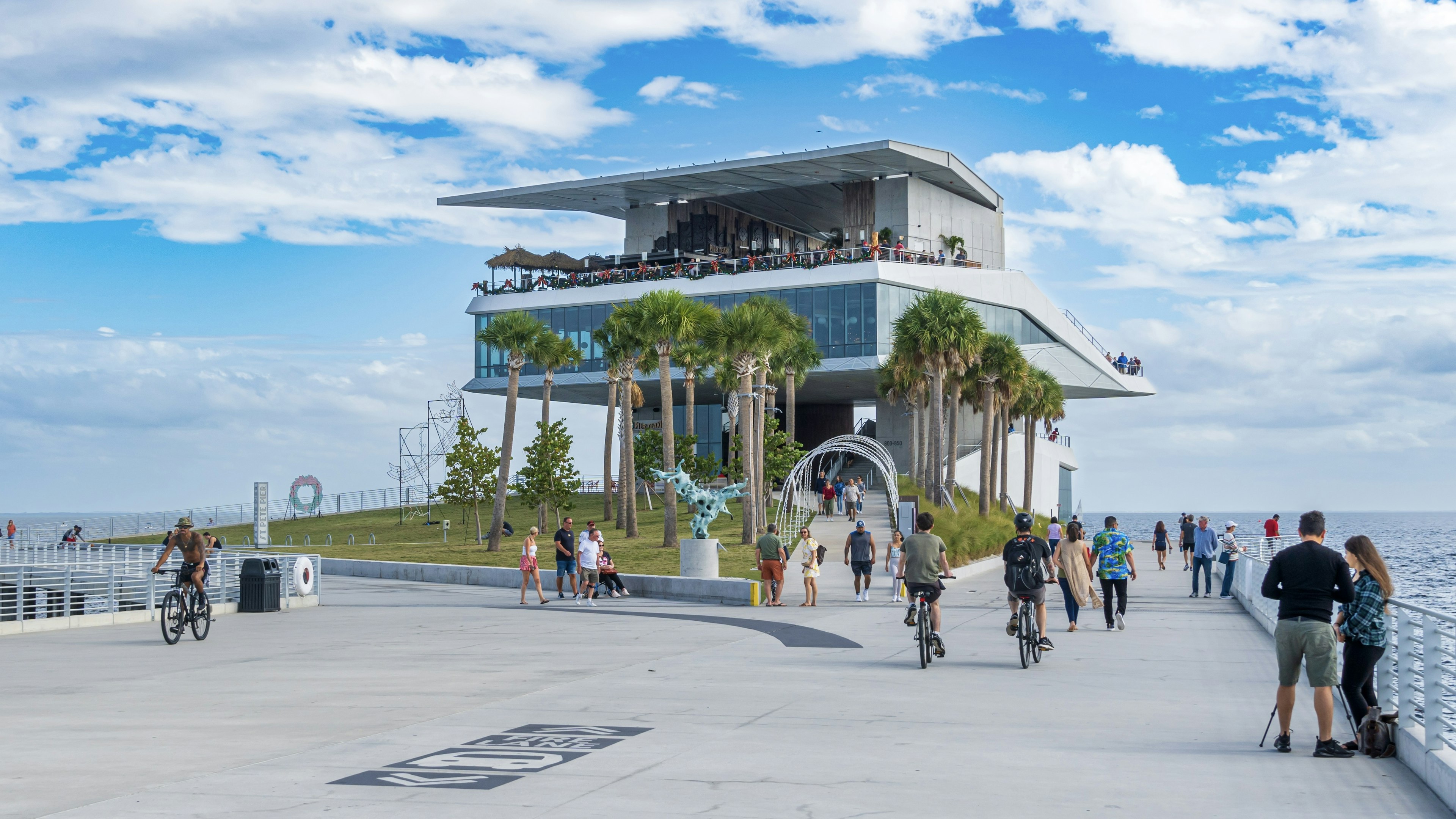 Žmonės vaikšto ir dviračiu ant Šv. Pete prieplaukos, St Petersburg, Florida, JAV