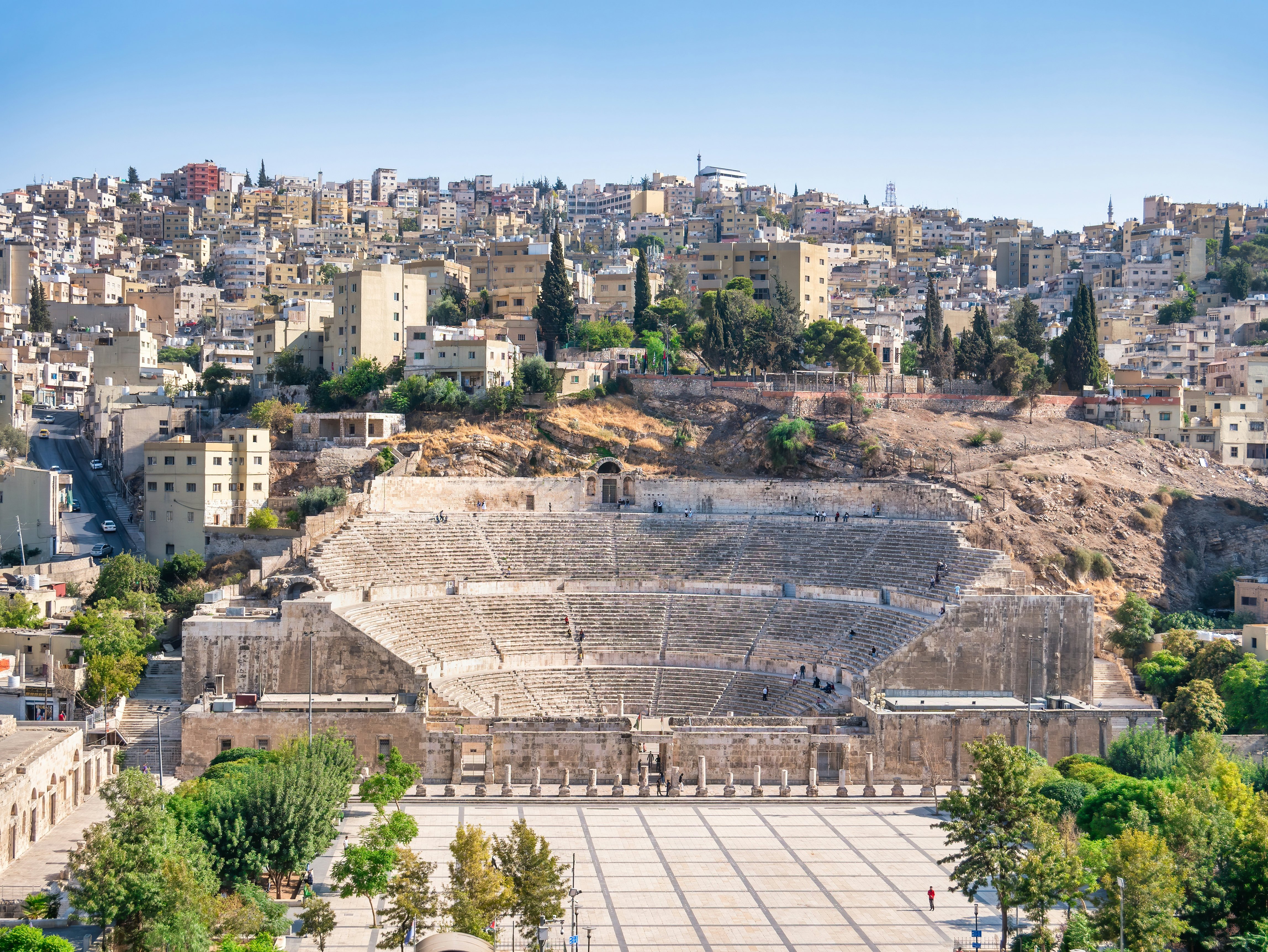 Romos teatras išsilieja iš kalvos šlaito Ammane, Jordanijoje.
