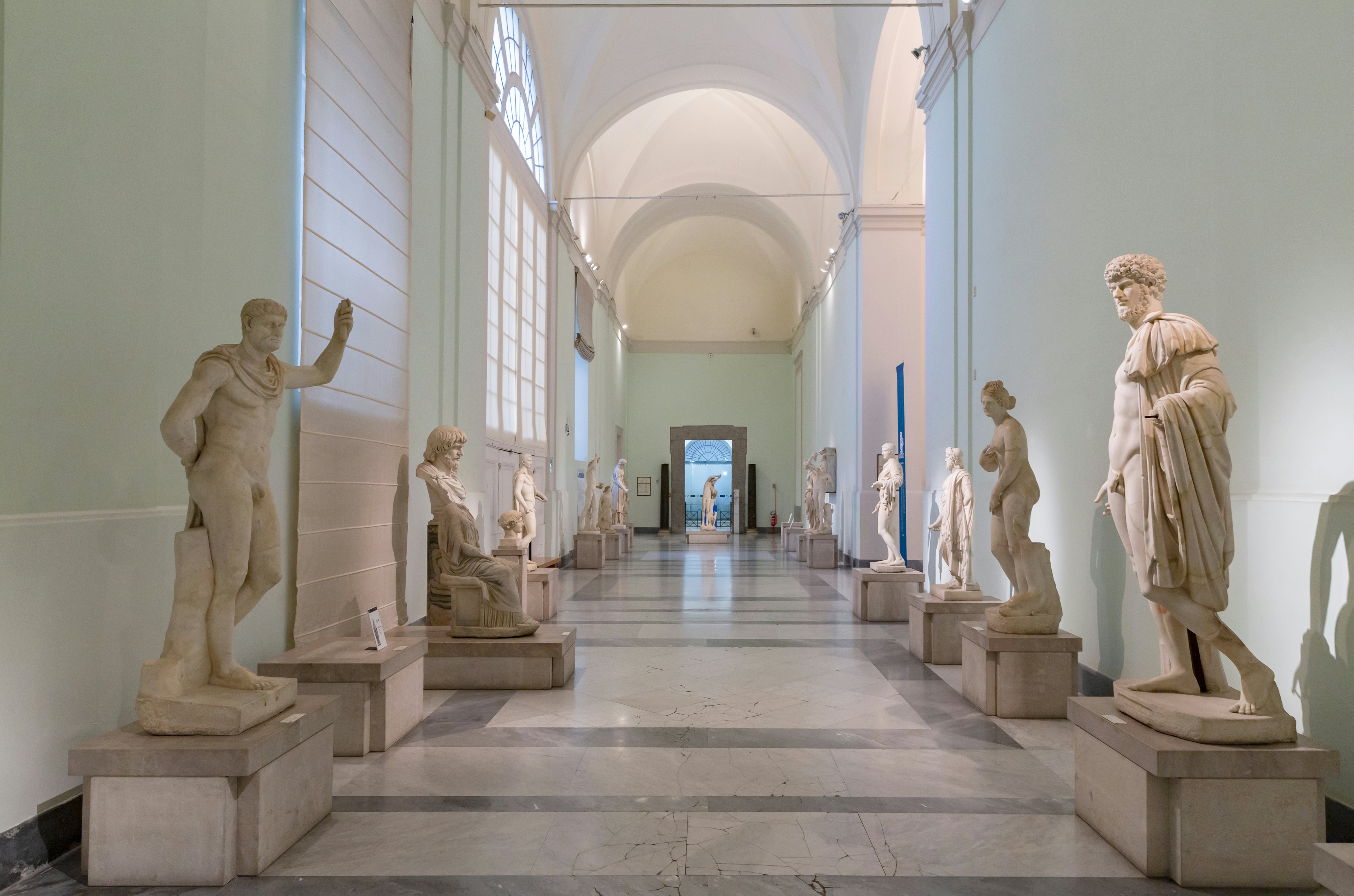 Neapolis, Italija - 2023 m. Balandžio 20 d .: Neapolio Nacionaliniame archeologijos muziejuje prieškambaryje