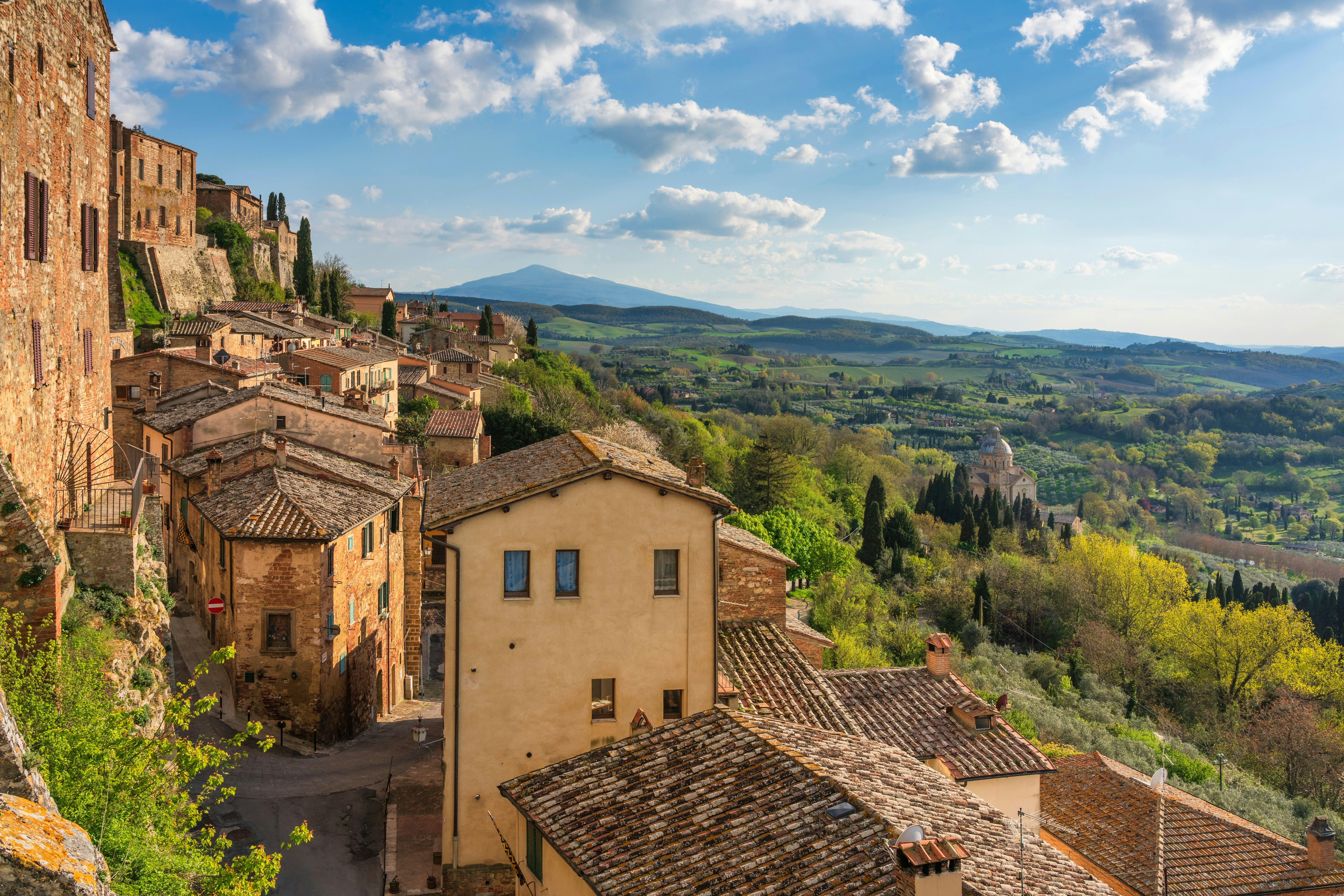 Montepulciano Italijos viduramžių kaimo panoraminis vaizdas ir San Biagio bažnyčia fone. Siena, Toskanos regionas, Italija, Europa.