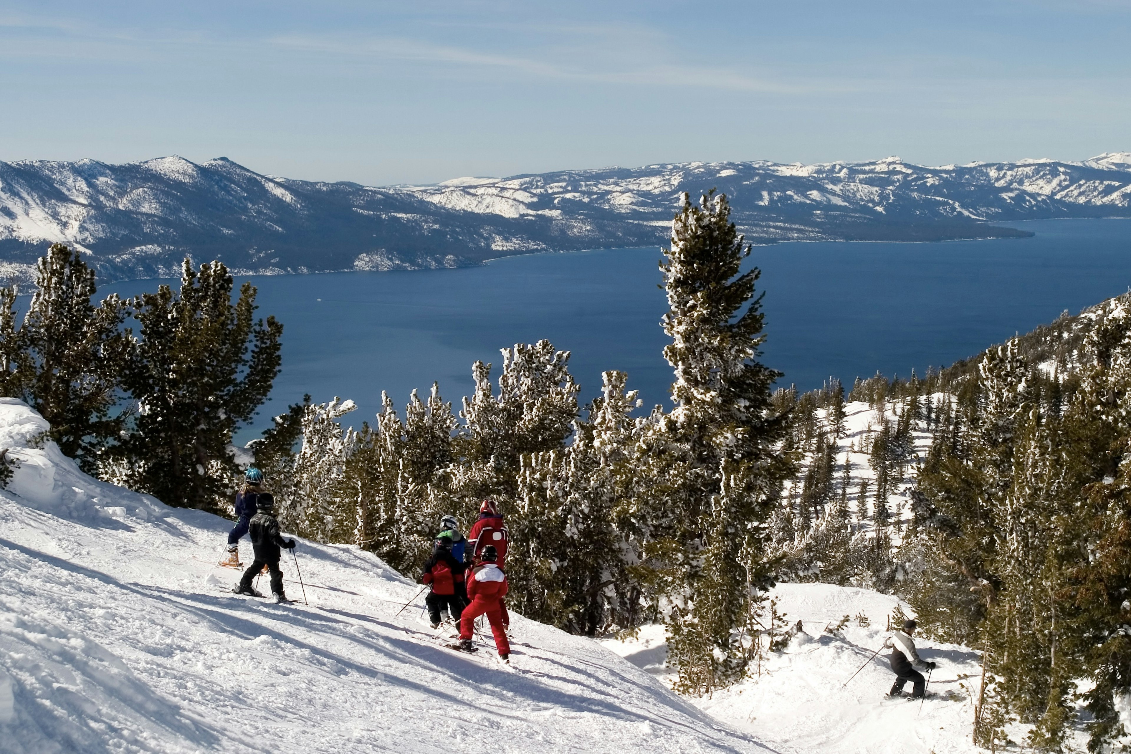 Slidininkai ant šlaito Palisades Tahoe, Olimpinis slėnyje, Kalifornijoje, JAV