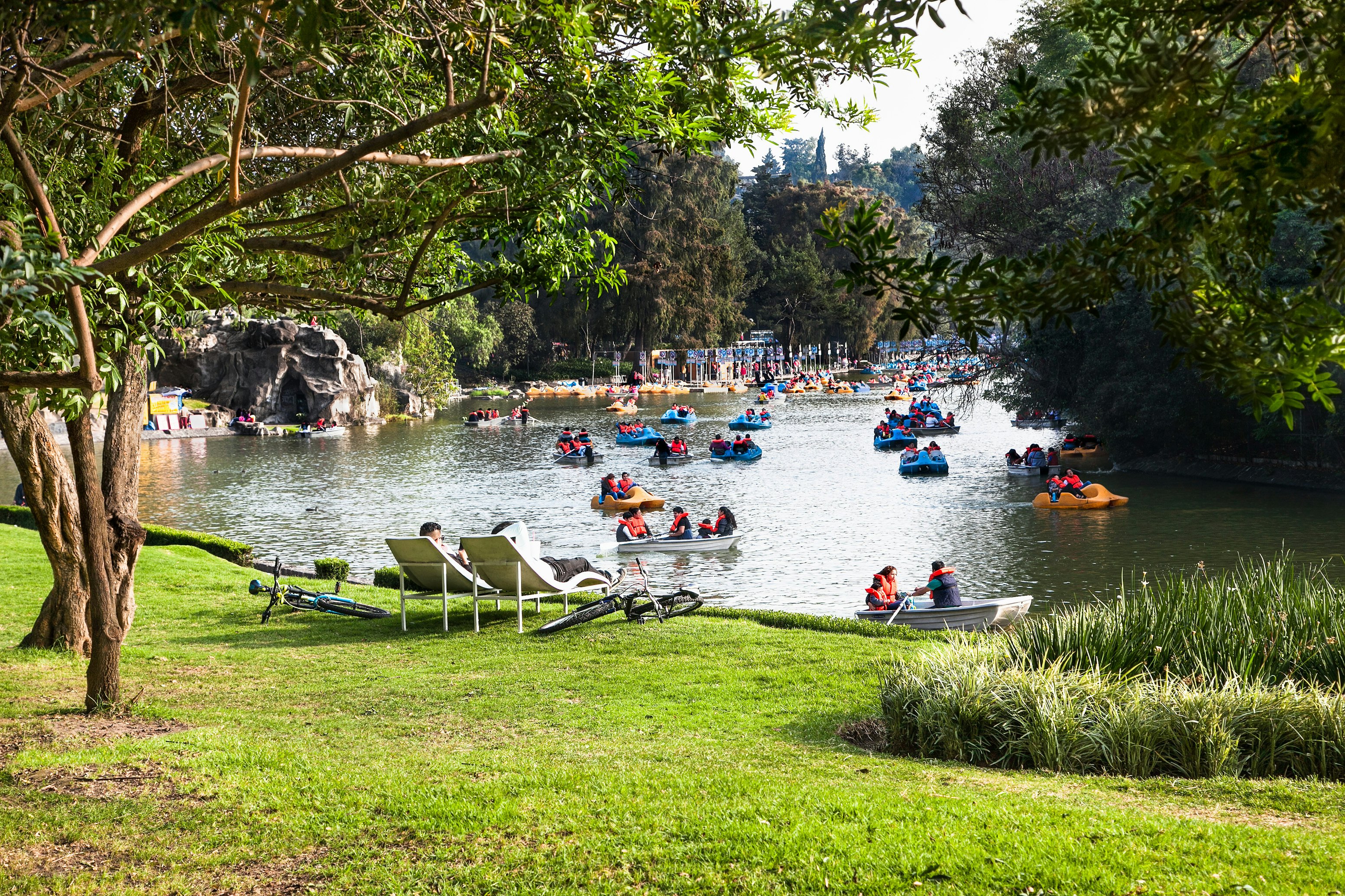 Šeimos ant mažų valčių prie ežero Parkland mieste