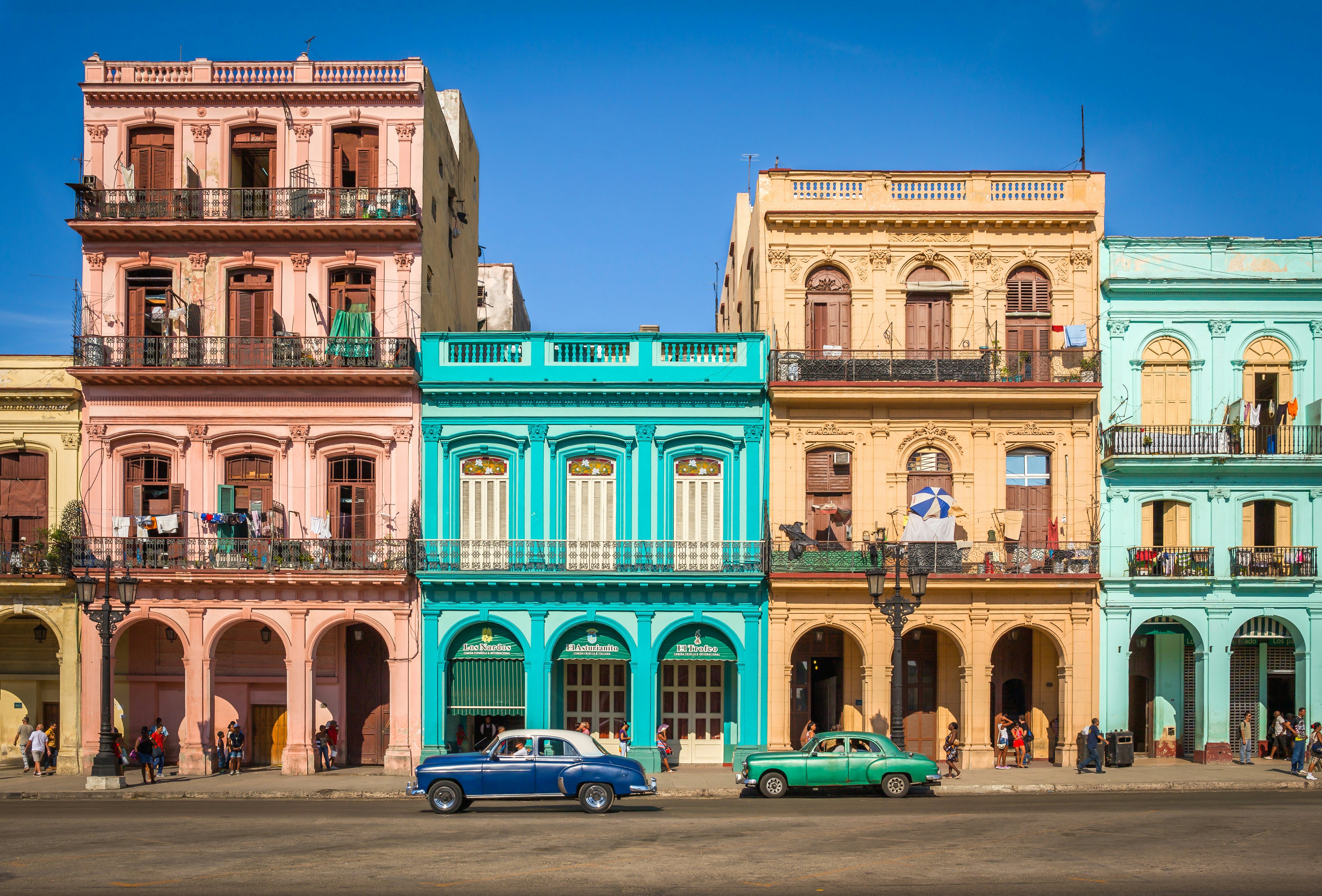2015 m. Rugpjūčio mėn .: Spalvingi kolonijiniai pastatai, Havana, Kuba.