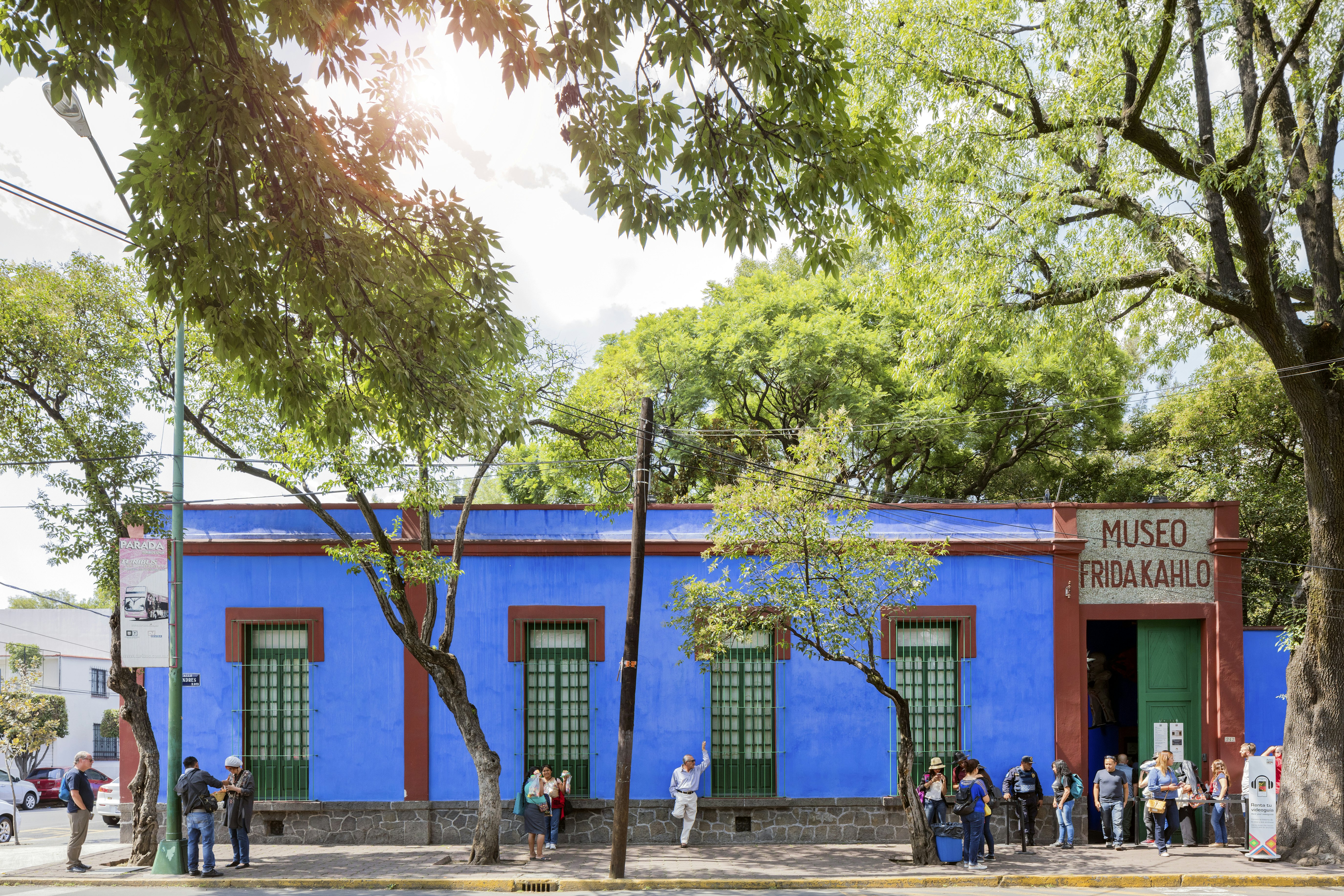 Žmonės, esantys už „Blue House“ („La Casa Azul“), buvusių meksikiečių menininko Frida Kahlo namai.