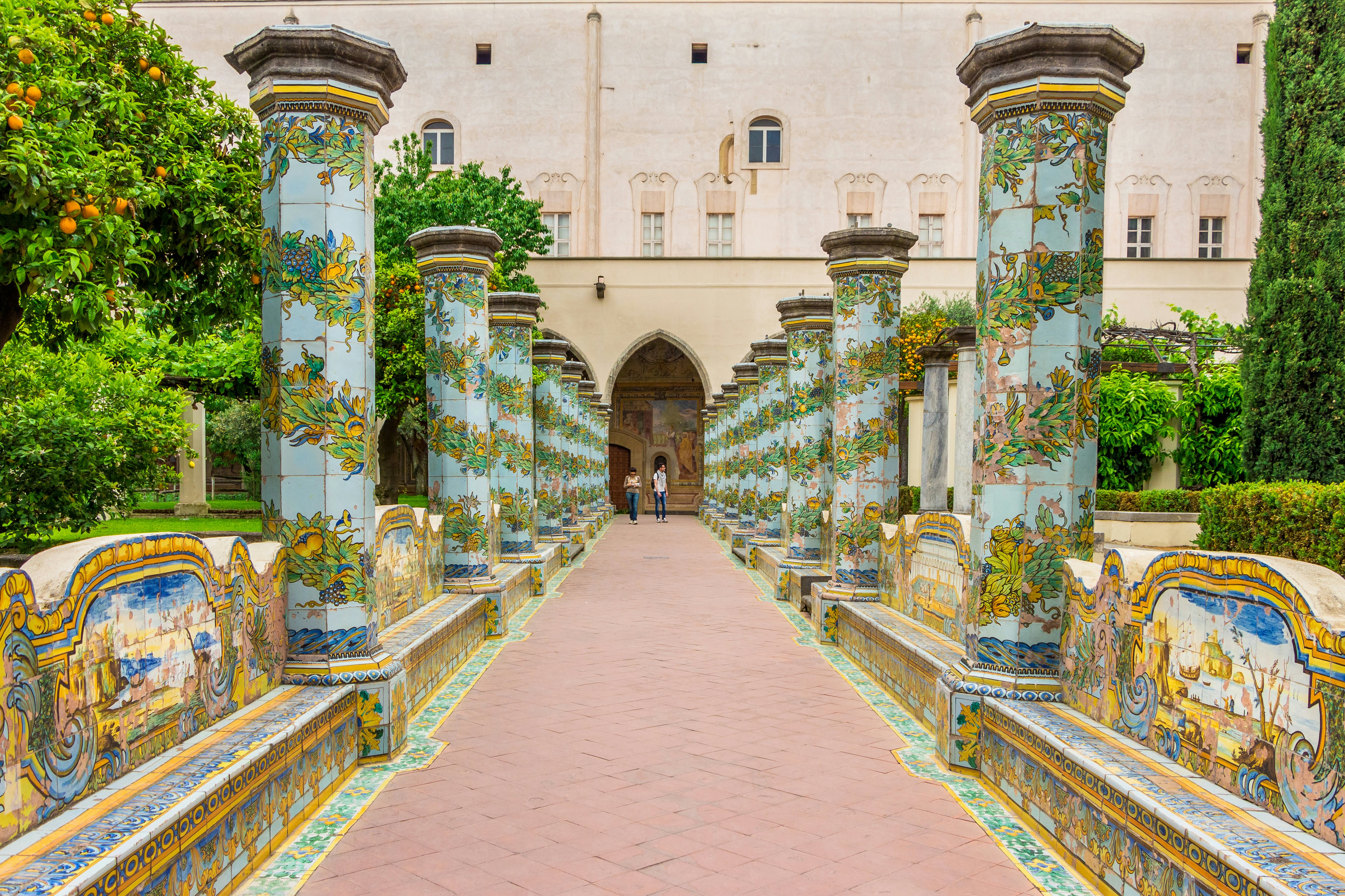 Kolonų eilutė, padengta spalvingomis „Majolica“ plytelėmis