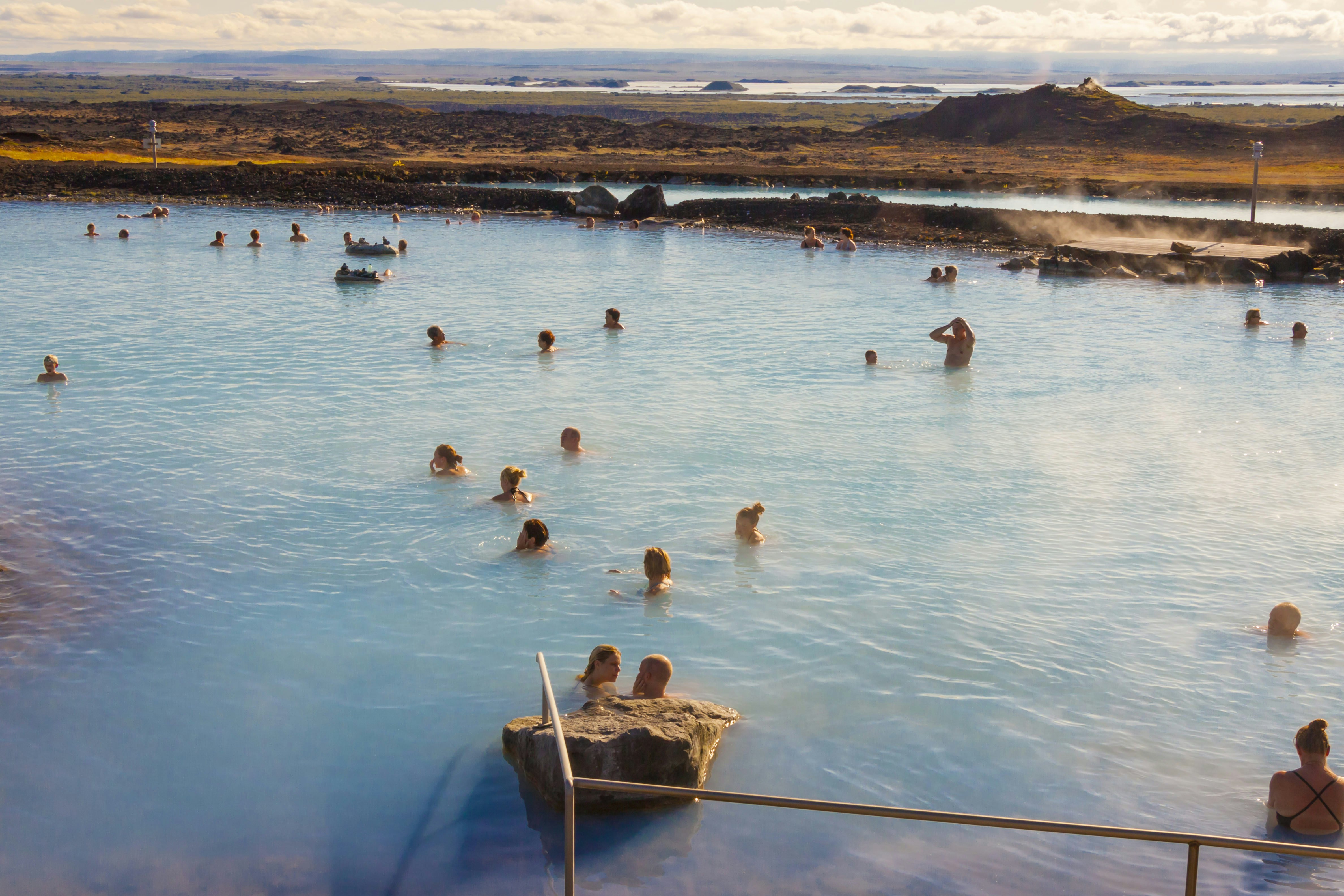 Lankytojai maudosi Jardbodino lagūnoje („Mývatn Nature Baths“).