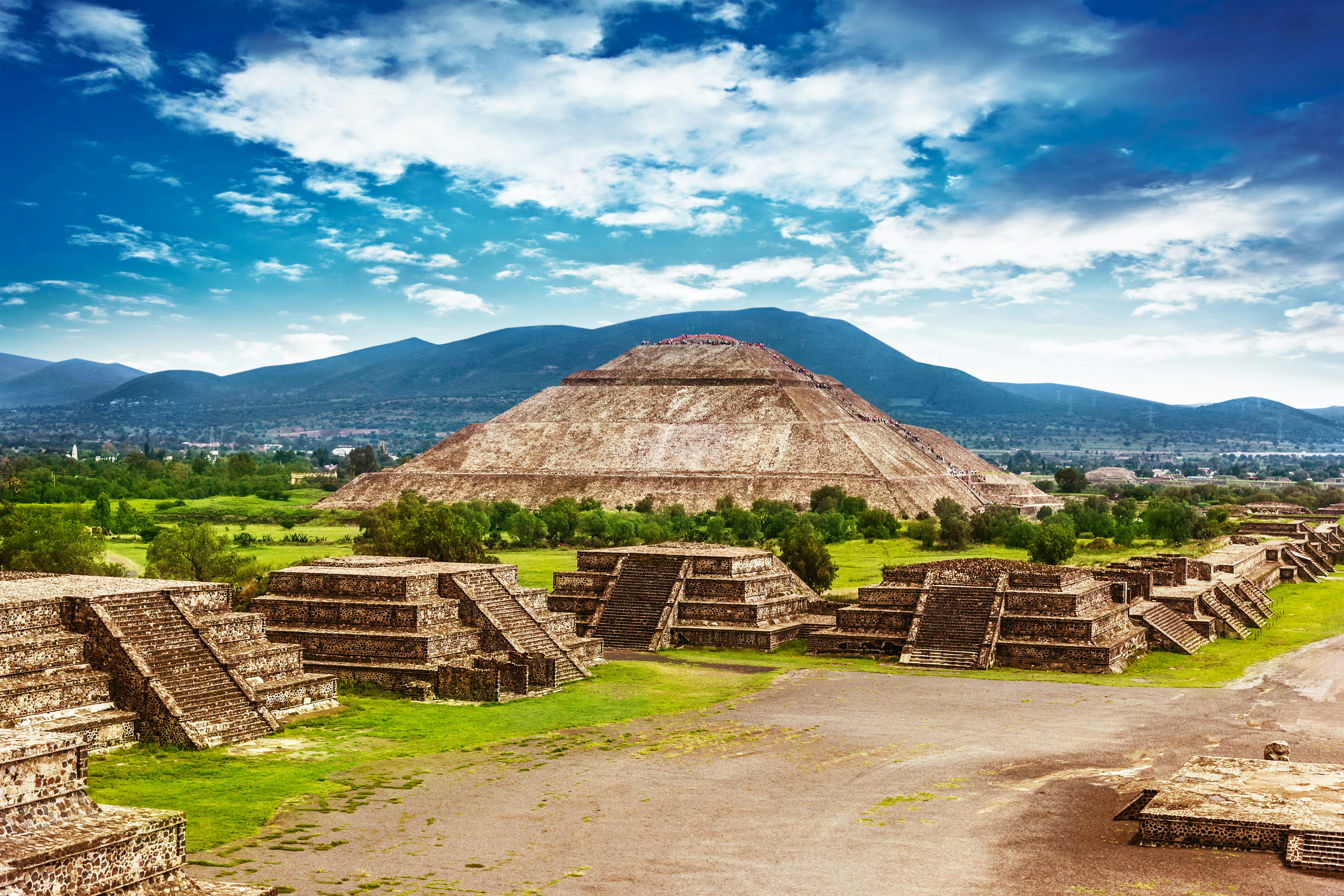 Saulės ir mėnulio piramidės mirusiųjų prospekte, Teotihuacan a