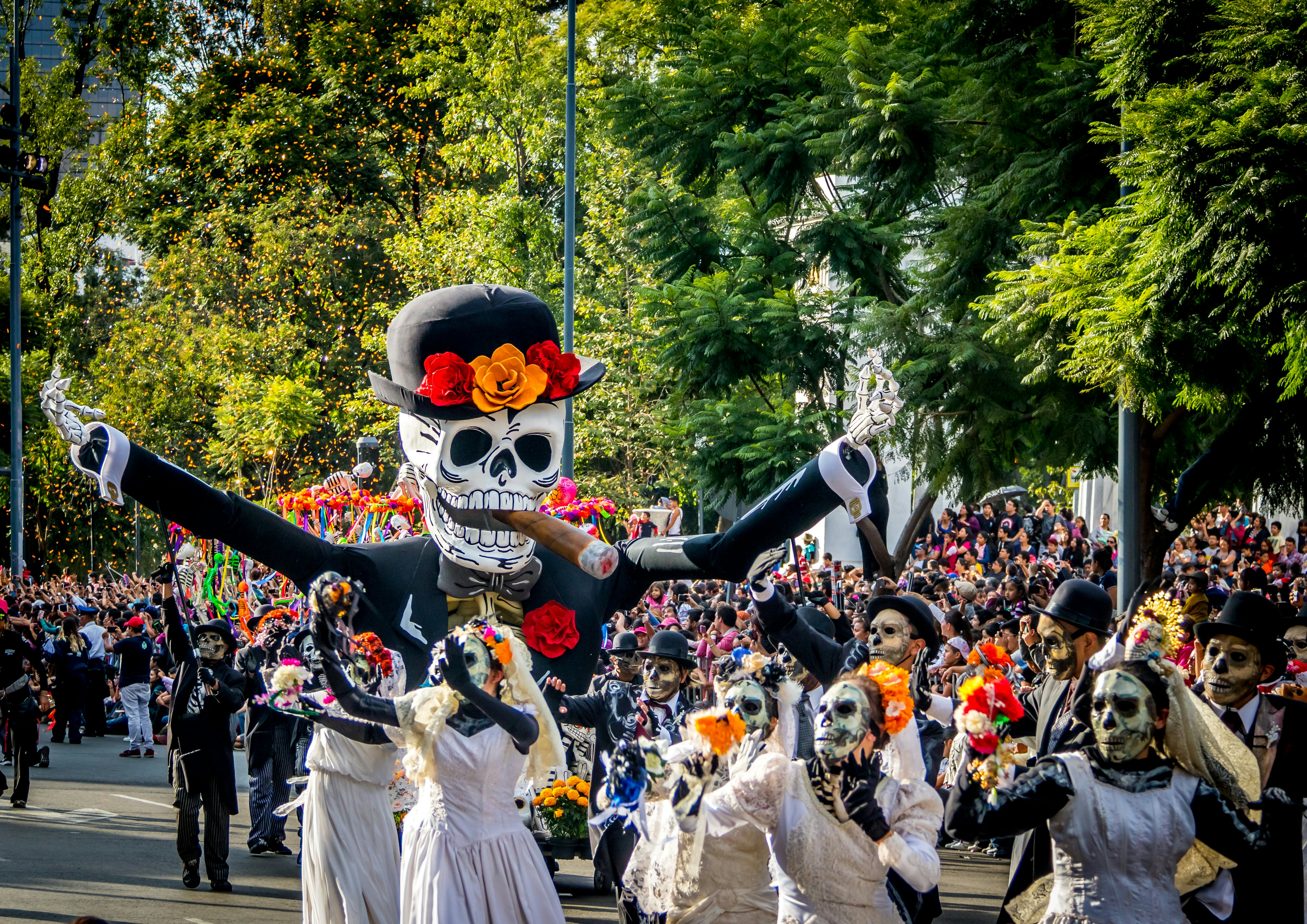 „Dead Dead Festival“, švenčiama kaukolės formos plūdėmis, parėjančiomis gatve
