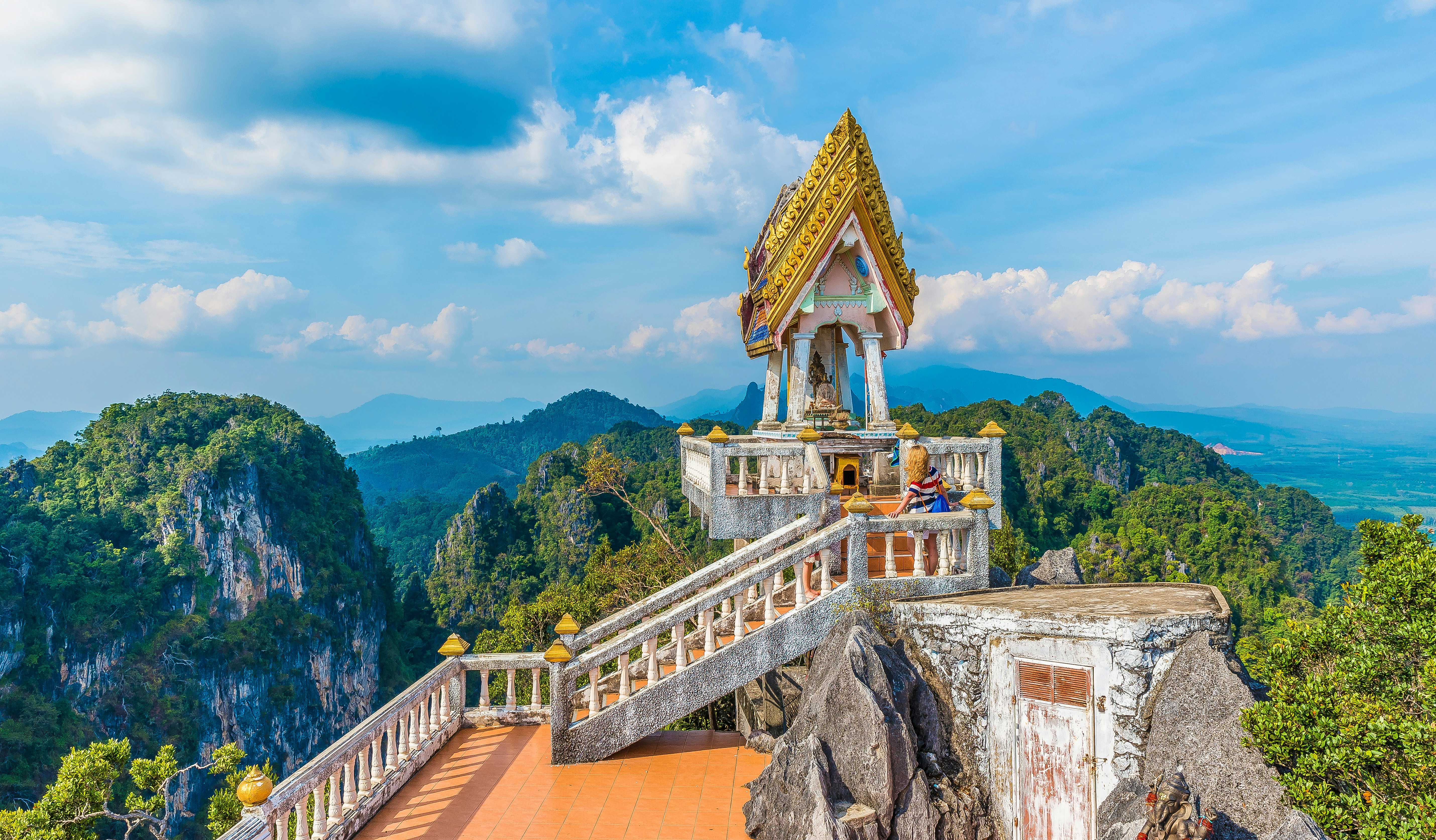 Sceniška kalnų perspektyva iš Tigro urvo šventyklos (Wat Tham Suea), Krabi regionas, Tailandas
