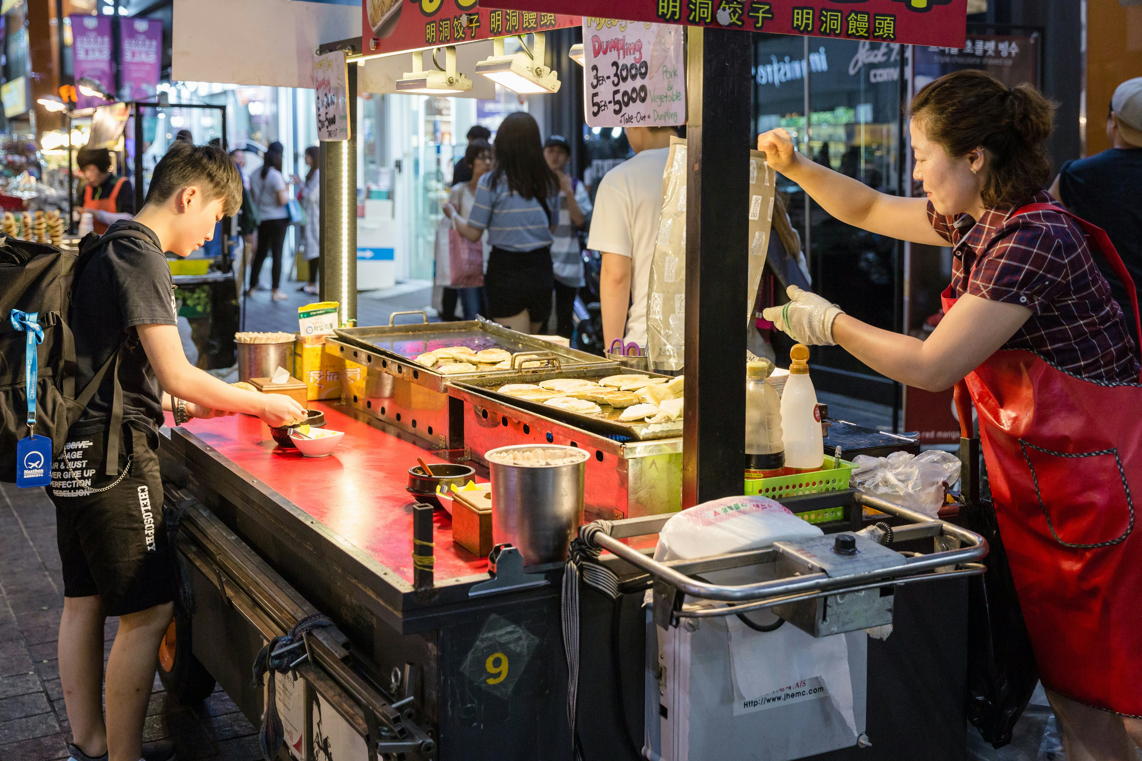 Minios naktį mėgaujasi „Myeong-dong“ rajonu. Rajonas yra žinomas kaip viena iš pagrindinių apsipirkimo ir turizmo sričių. „Myeongdong“ yra garsus Azijos gatvės maistas ir mados pirkimas.
