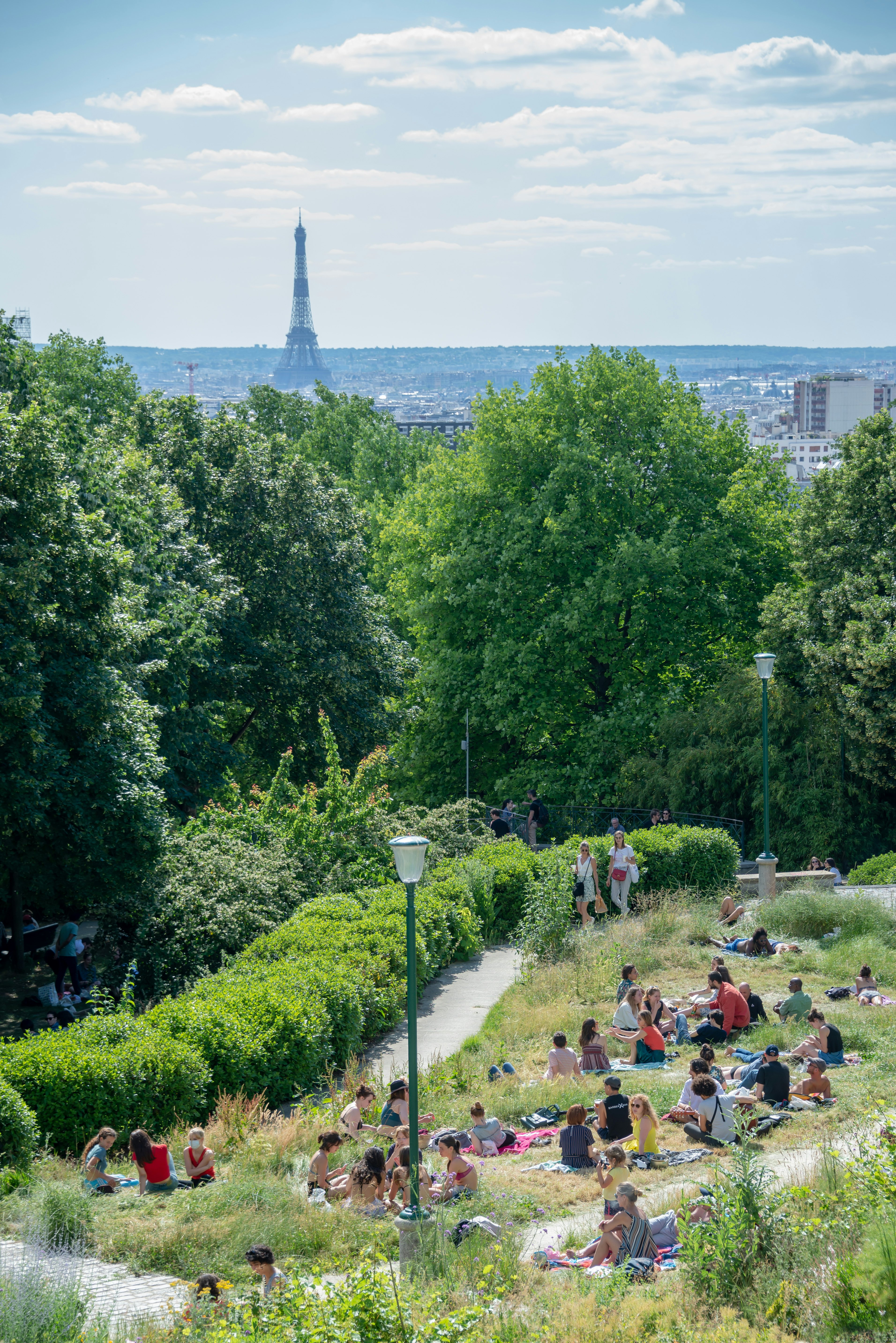 „Parc de Belleville“ žmonės mėgavosi vaizdu į Eifelio bokštą saulėtą dieną