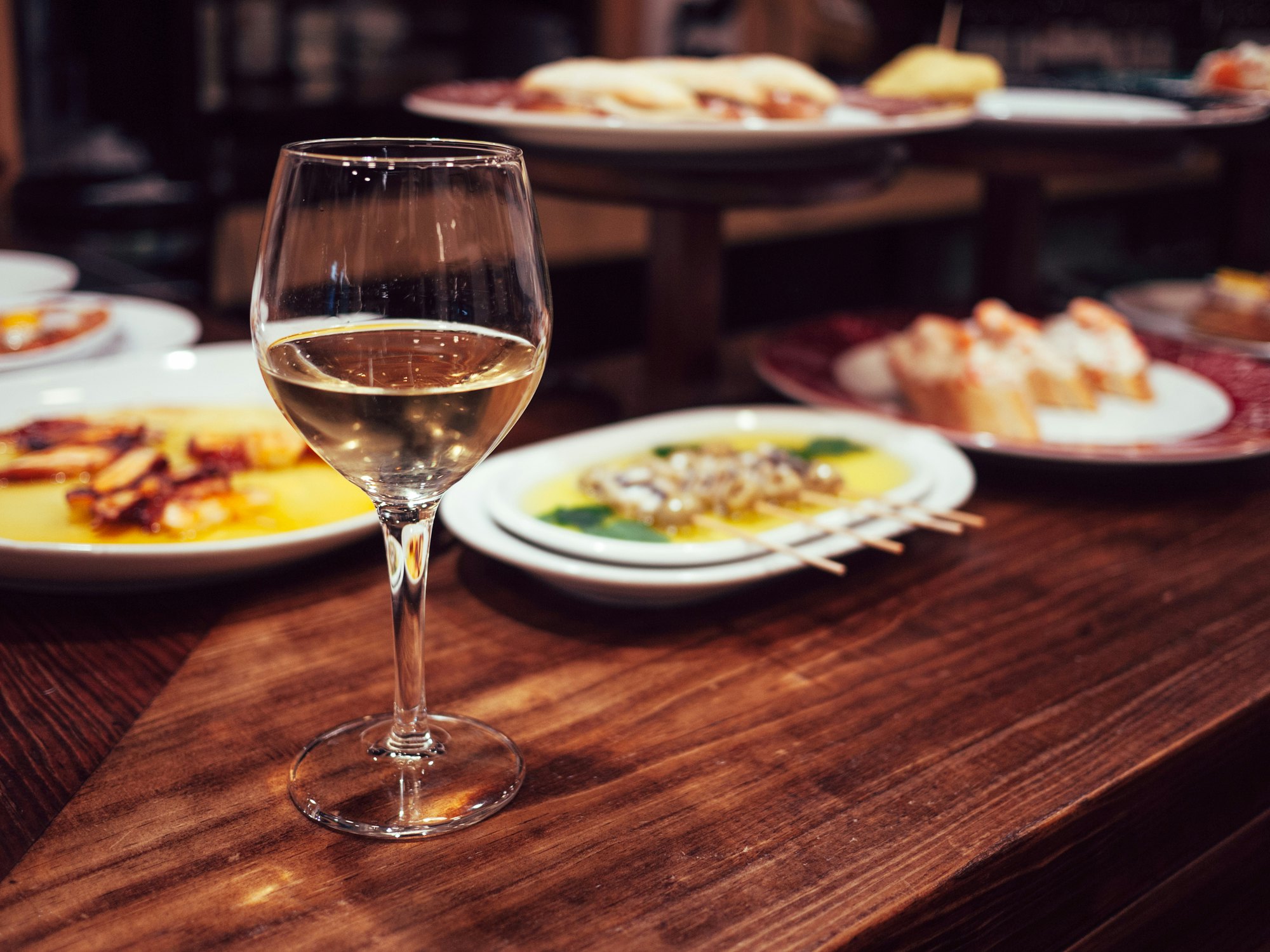 Taurė vyno ir pintxos San Sebastiane, Ispanijoje.