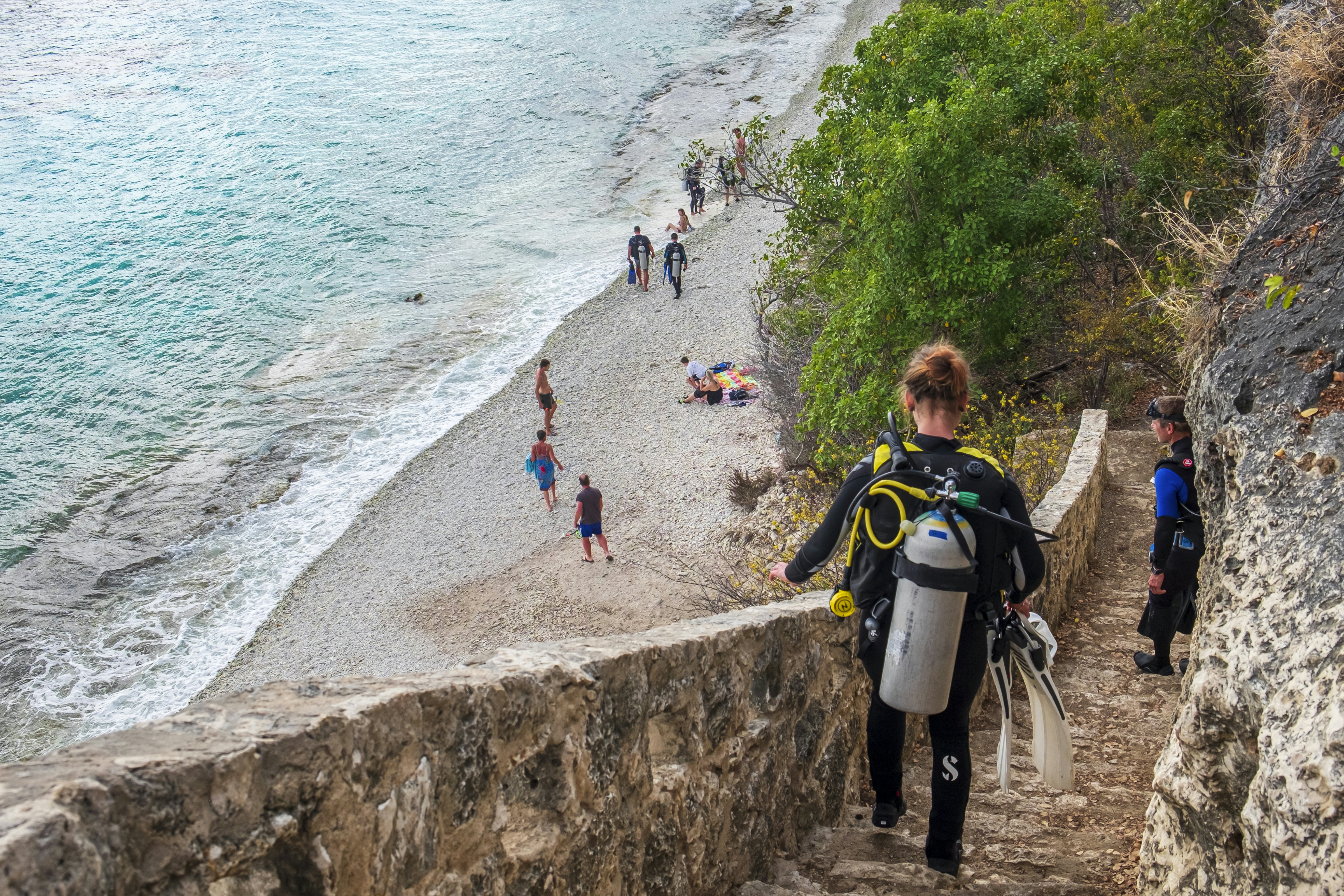 Nardytojai leidžiasi laiptais prie 1000 Steps vietos Bonaire, Karibų Nyderlanduose