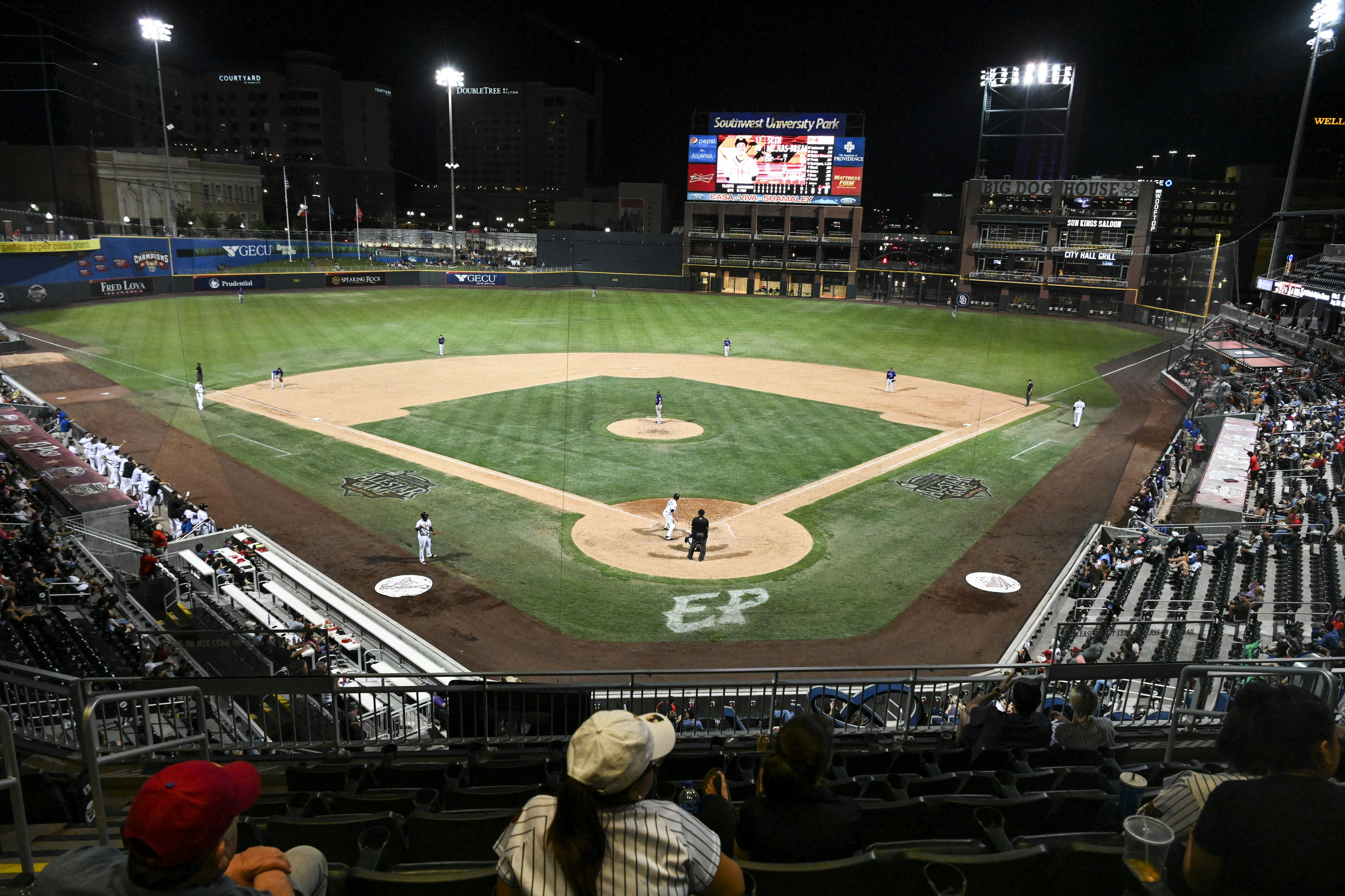 Deimantas Pietvakarių universiteto parke, Mažosios lygos El Paso Chihuahuas namuose