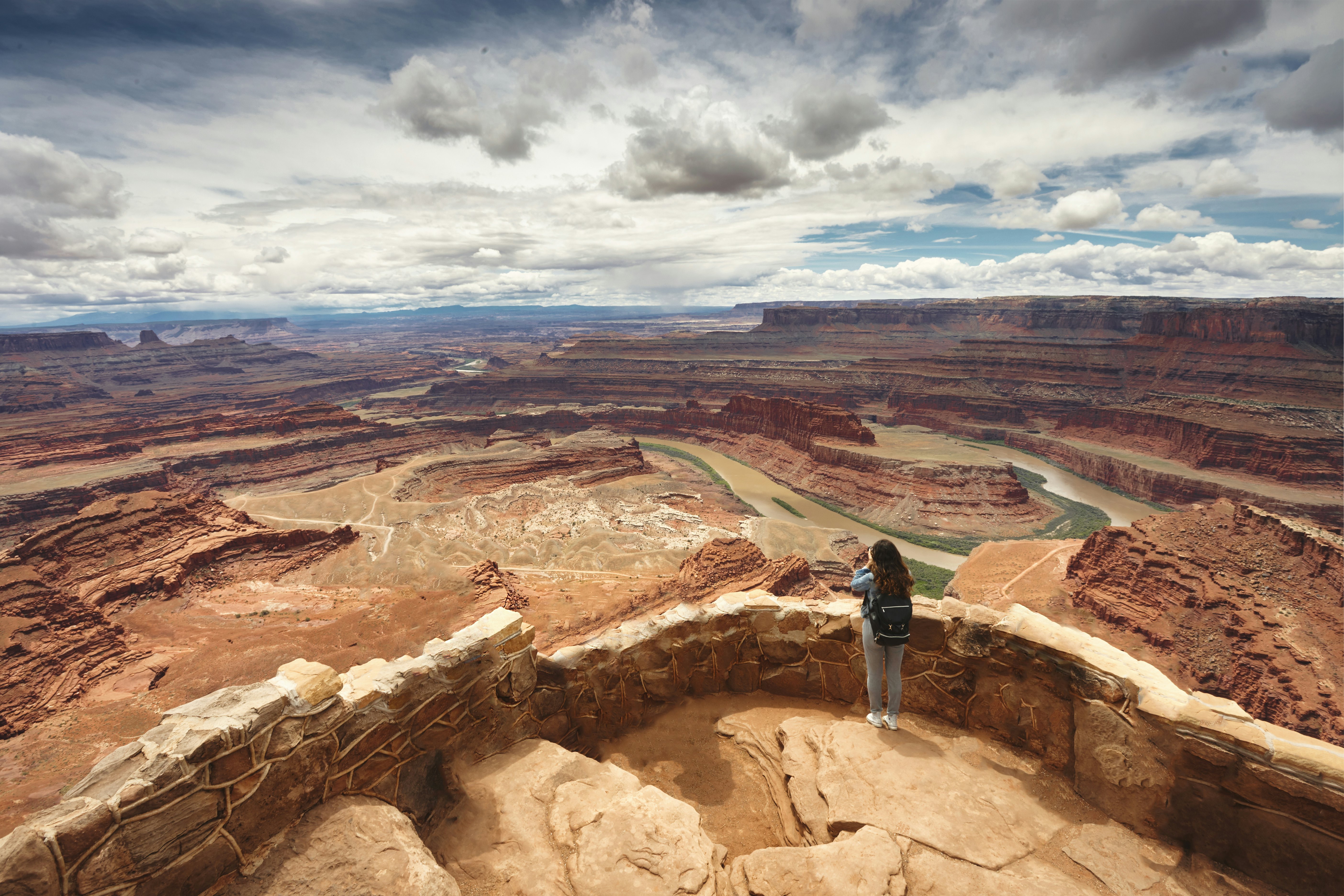Moteris žiūri iš požiūrio į „Dead Horse Point“ valstybinį parką, Juta