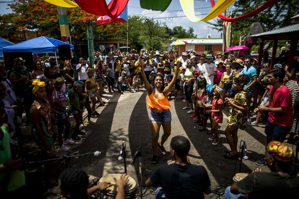 Dalyvis šoka per Šv. Jameso apaštalo festivalio šventes Loiza, Puerto Rike,