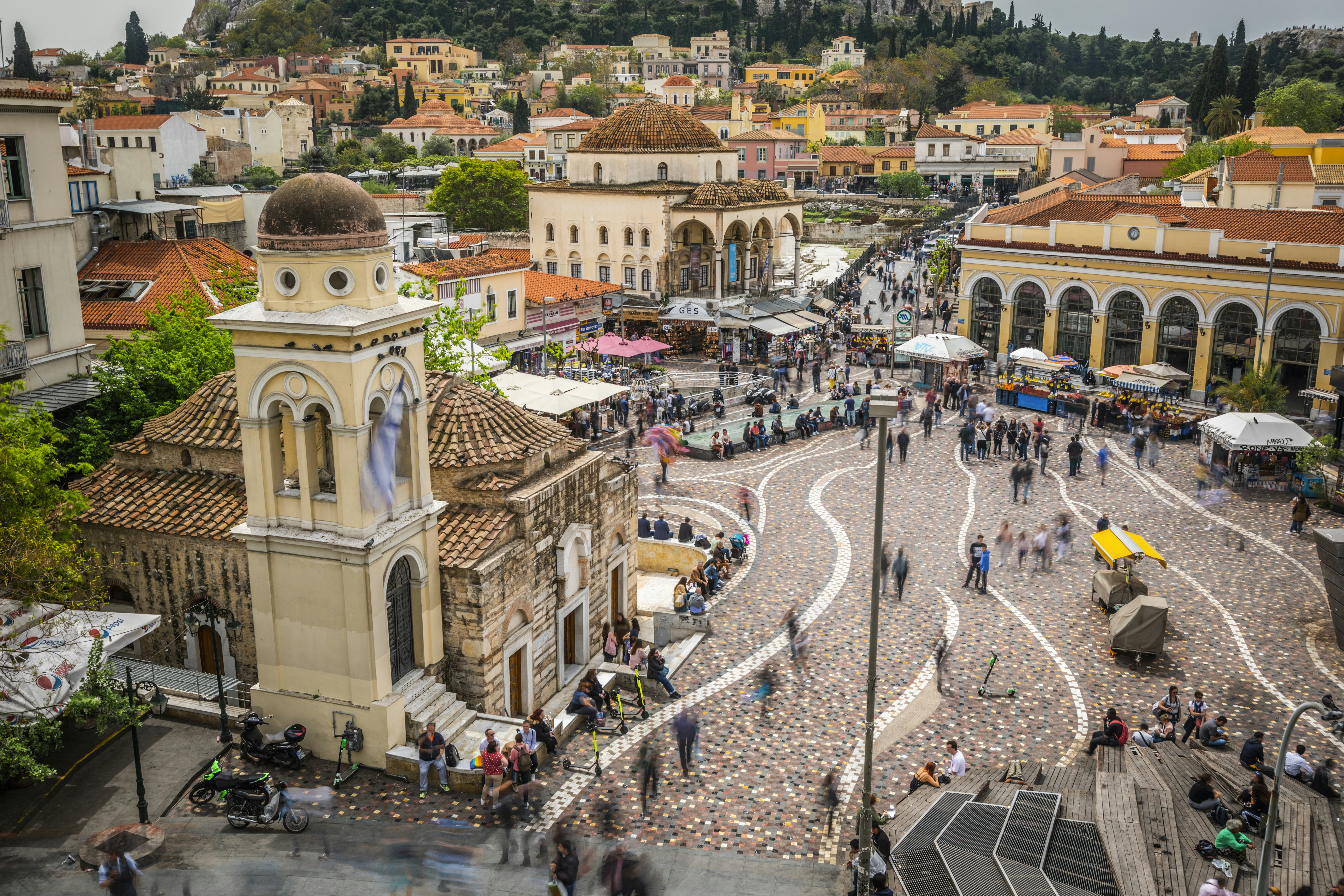 Užimta miesto aikštė su rinkos kioskais