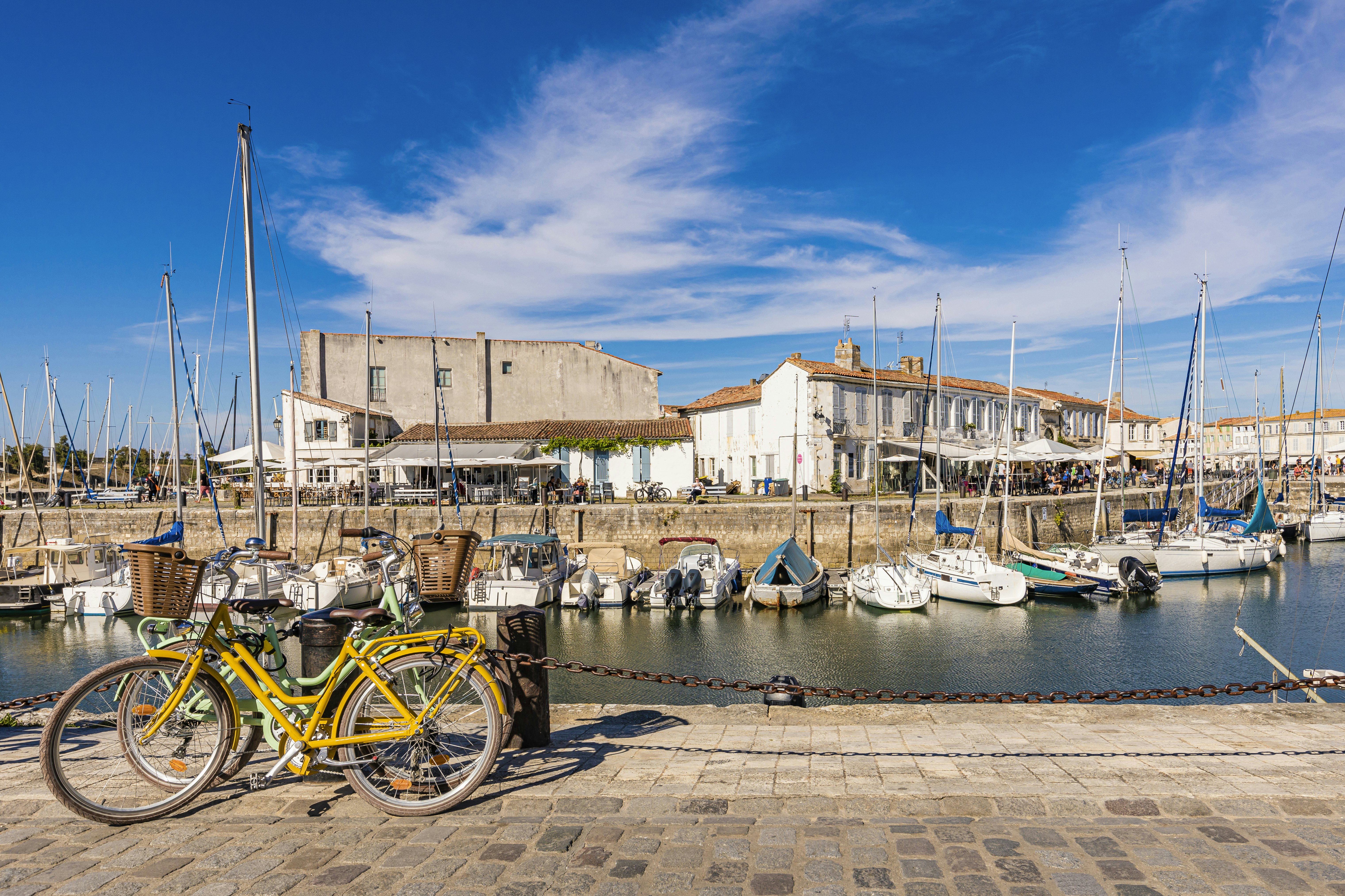 Saint-Martin-de-re, île de ré. Įvairios valtys, pritvirtintos Miesto uoste