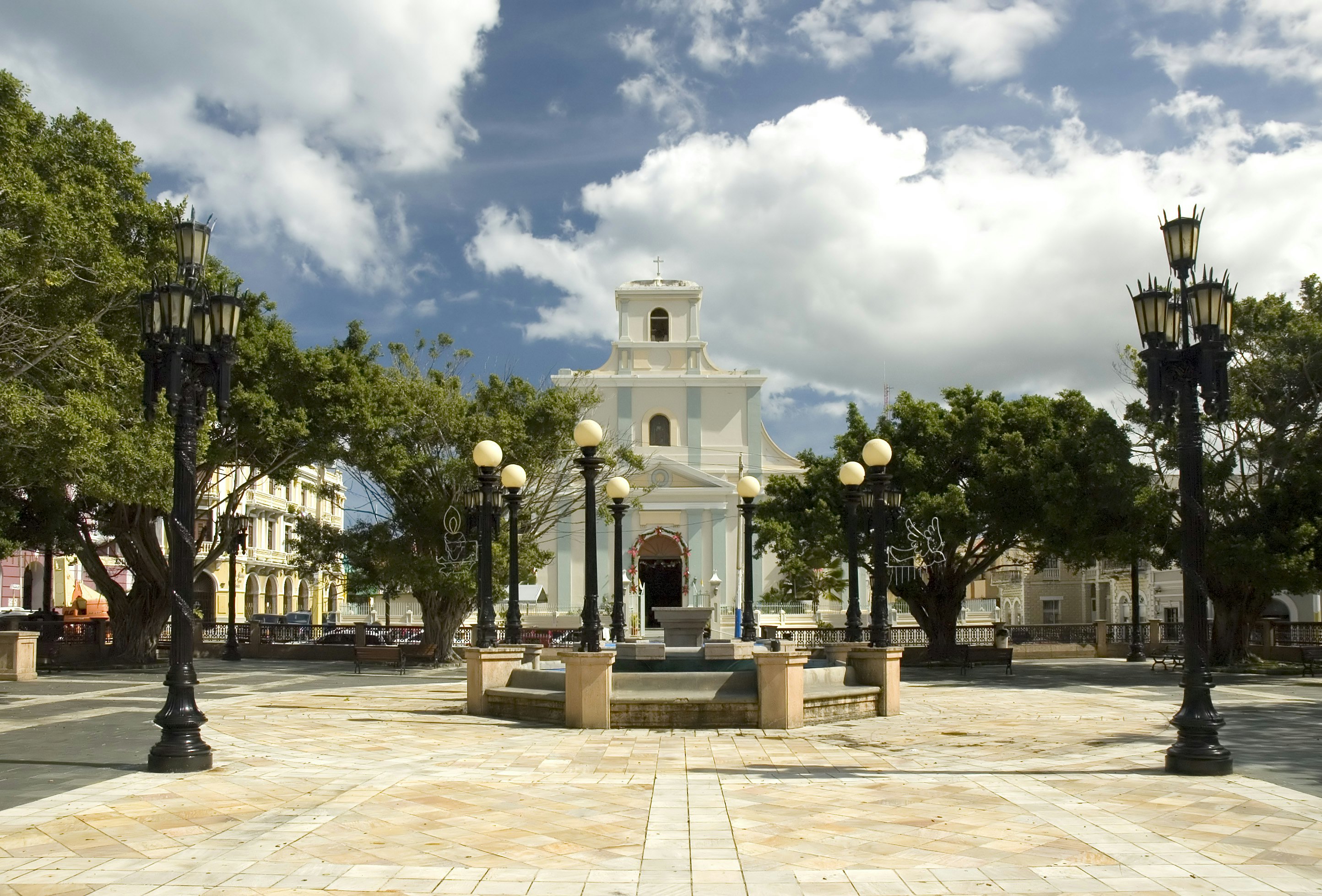 Downtown viešoji aikštė ir Aricebo bažnyčia, Puerto Rikas