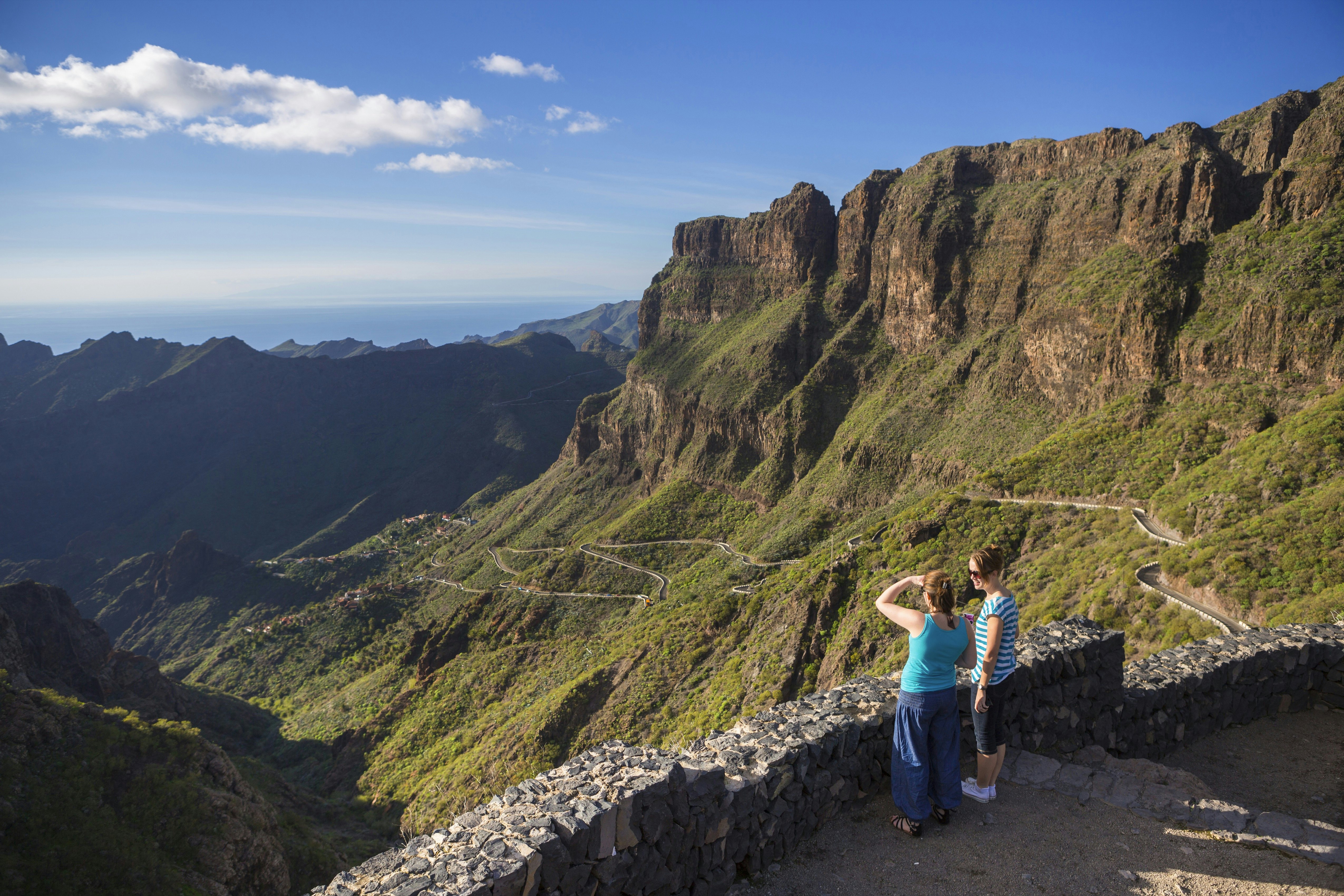Ispanija, Kanarų salos, Tenerifės sala, Masca Valley Lookout - dvi moterys žavisi vaizdu